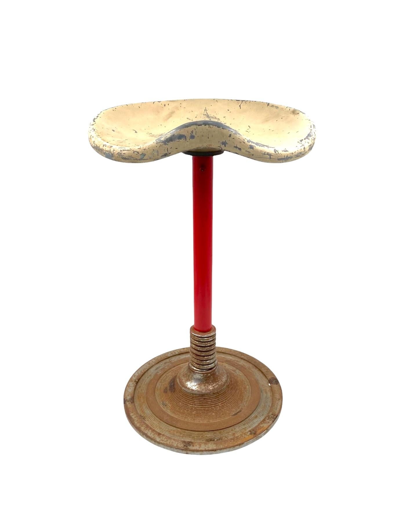 Roter Hocker aus der Mitte des Jahrhunderts

Frankreich 1950

aluminium, Eisen

H 56 cm - 32 cm Durchmesser.

Zustand: sehr gut, dem Alter und der Nutzung entsprechend