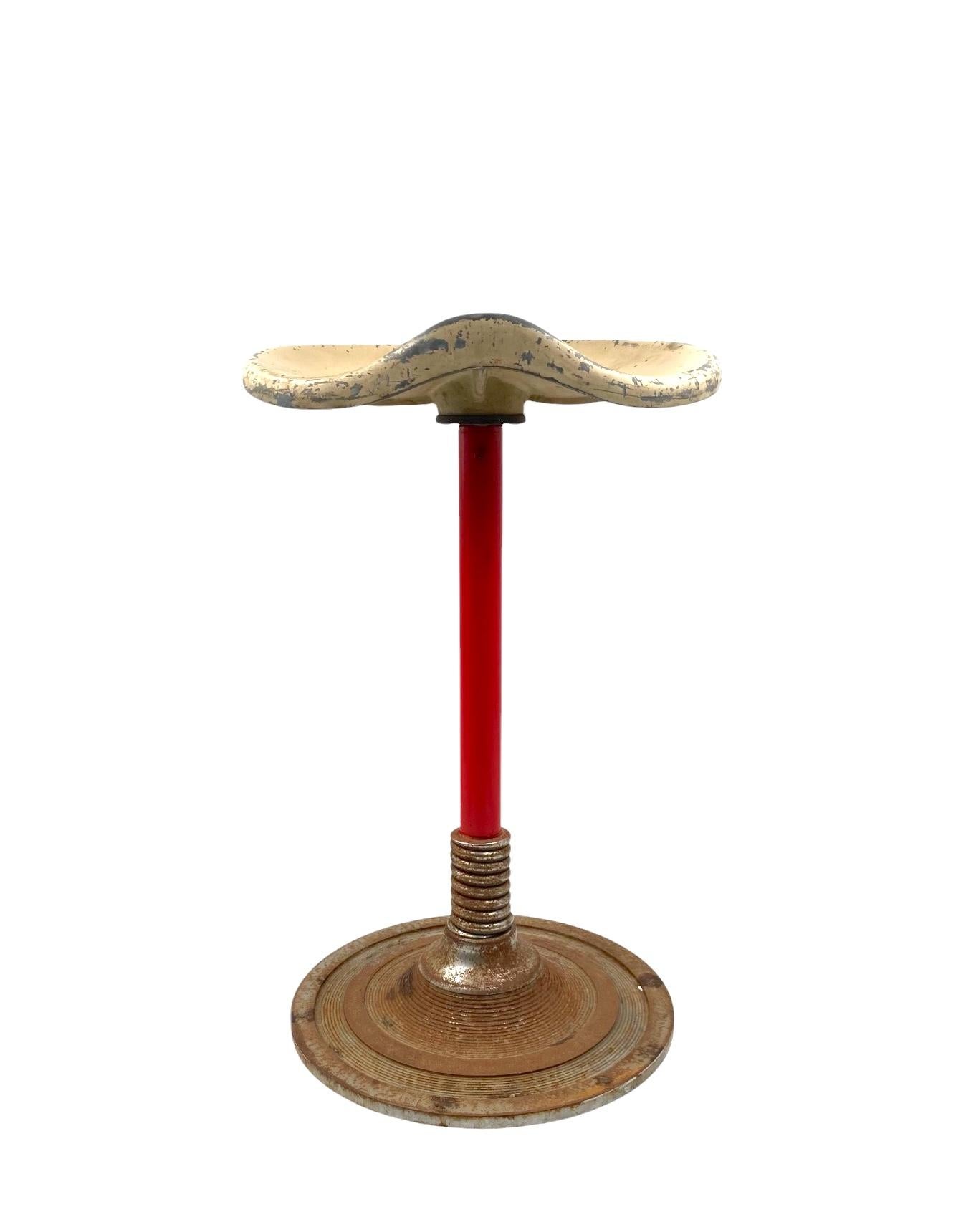 Roter Hocker aus der Mitte des Jahrhunderts, Frankreich 1950er Jahre (Moderne der Mitte des Jahrhunderts) im Angebot