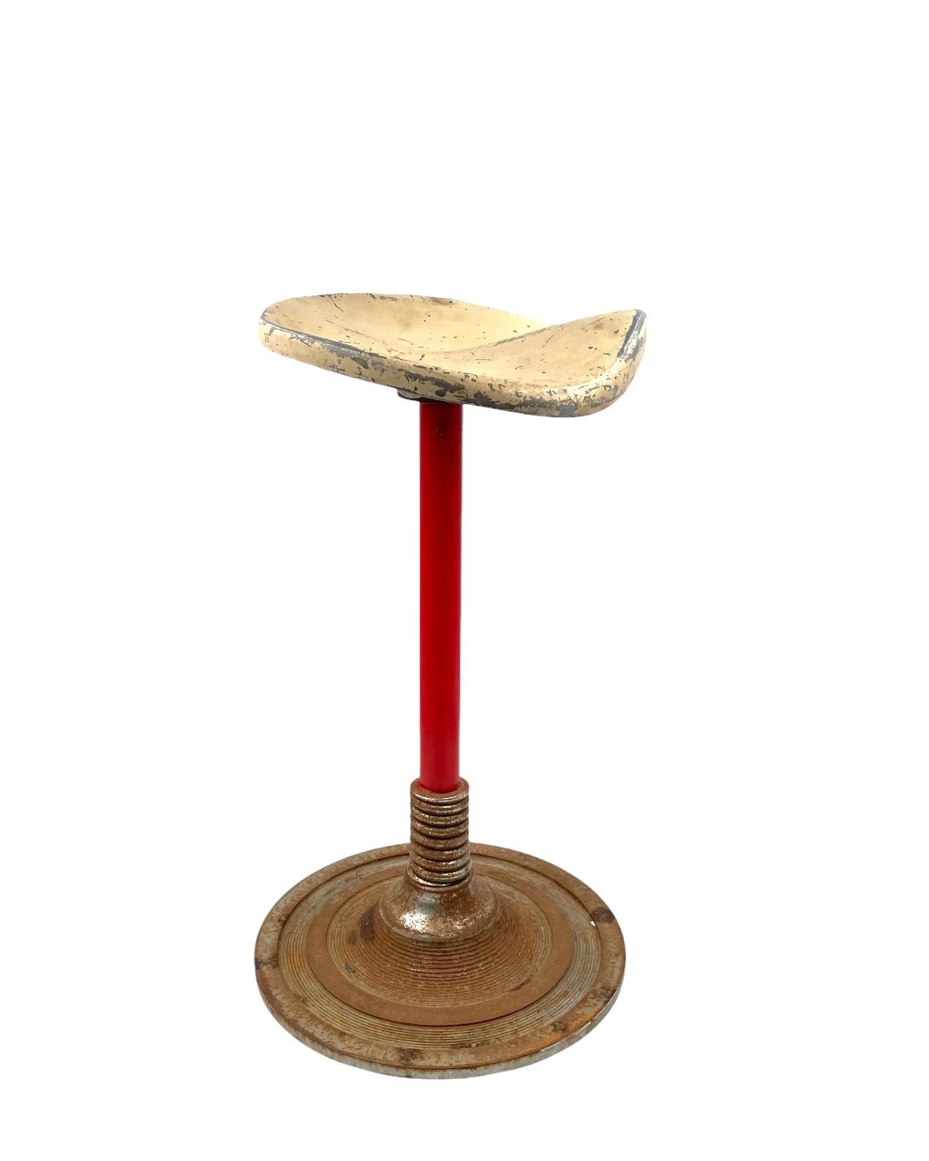 Roter Hocker aus der Mitte des Jahrhunderts, Frankreich 1950er Jahre (French) im Angebot