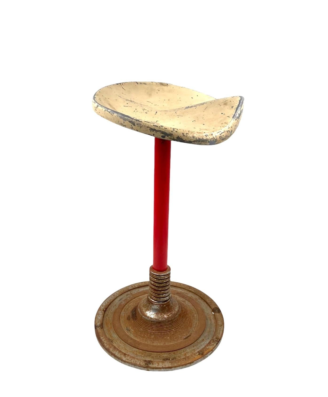 Roter Hocker aus der Mitte des Jahrhunderts, Frankreich 1950er Jahre im Zustand „Gut“ im Angebot in Firenze, IT