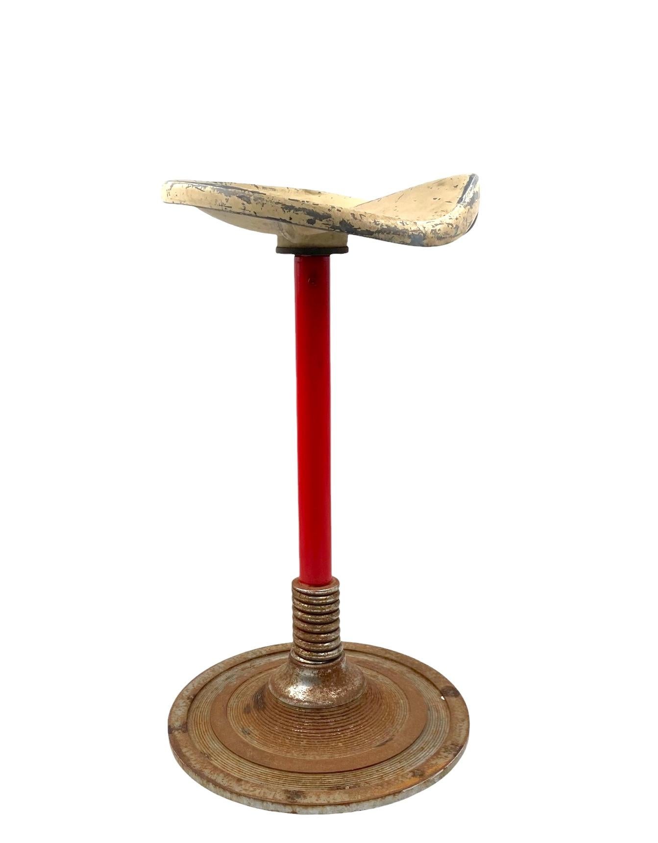 Roter Hocker aus der Mitte des Jahrhunderts, Frankreich 1950er Jahre (Mid-20th Century) im Angebot