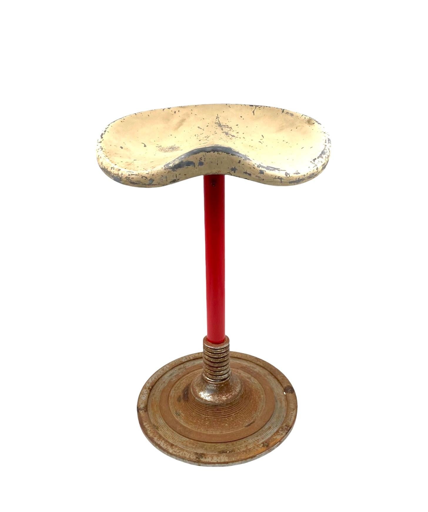 Roter Hocker aus der Mitte des Jahrhunderts, Frankreich 1950er Jahre im Angebot 2