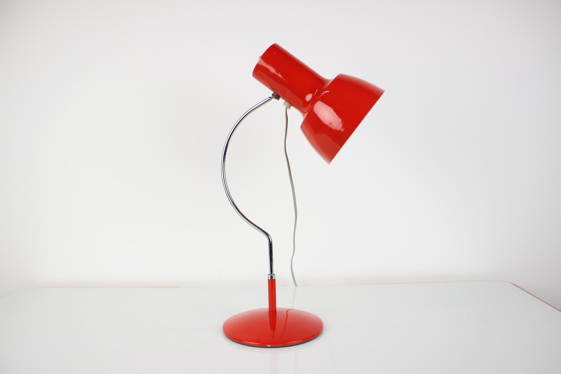 Mid-Century Modern Lampe de bureau rouge du milieu du siècle dernier conçue par Josef Hrka pour Napako, années 1970 en vente