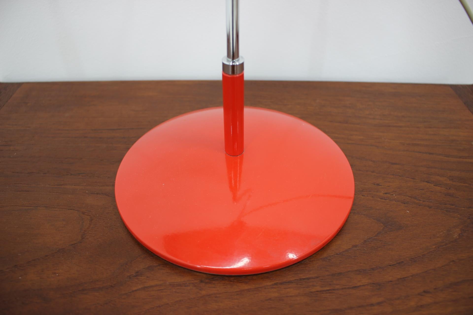 Mid-Century Modern Lampe de table rouge du milieu des années 1960/ Napako:: 1960s en vente
