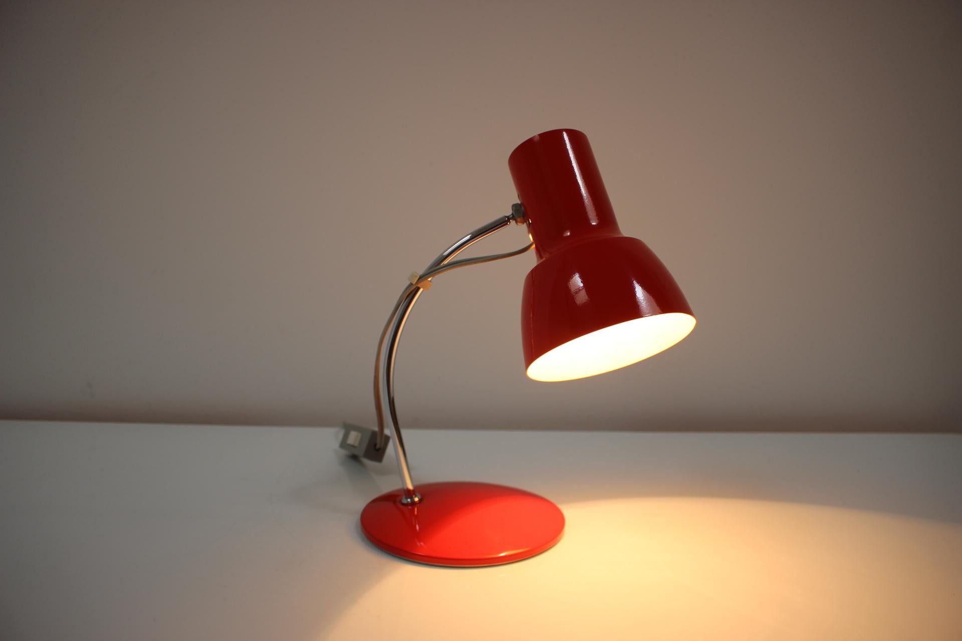  Lampe de bureau rouge du milieu du siècle / Napako, années 1970 Bon état - En vente à Praha, CZ