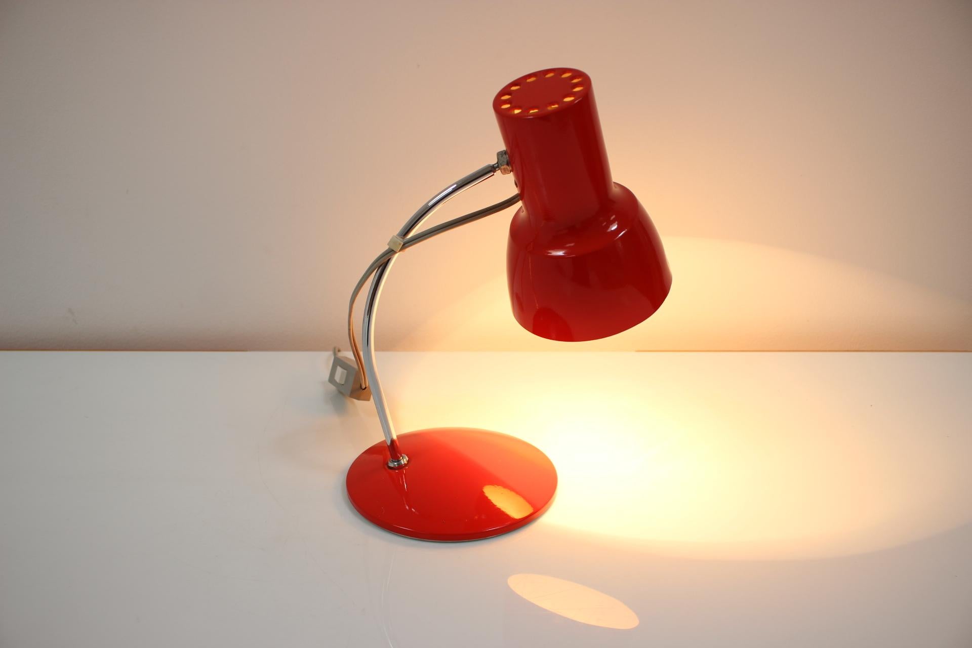 Fin du 20e siècle  Lampe de bureau rouge du milieu du siècle / Napako, années 1970 en vente