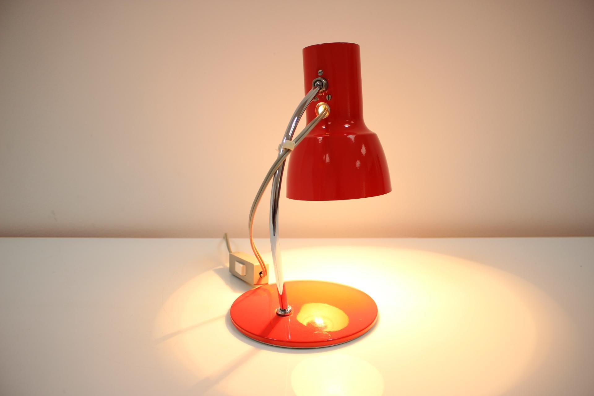 Métal  Lampe de bureau rouge du milieu du siècle / Napako, années 1970 en vente