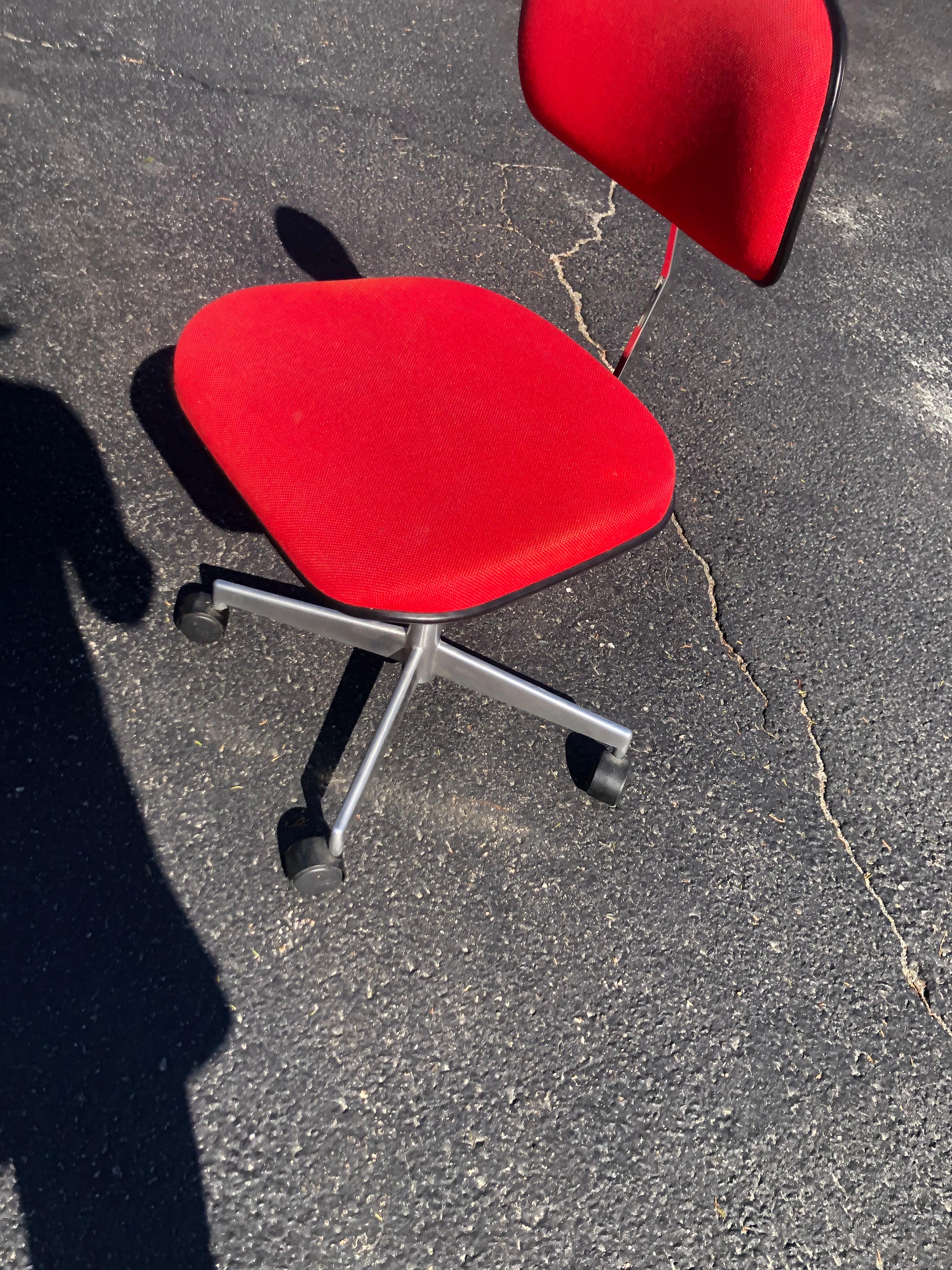 Mid Century Red Task Chair by LaBofa In Good Condition In Redding, CT