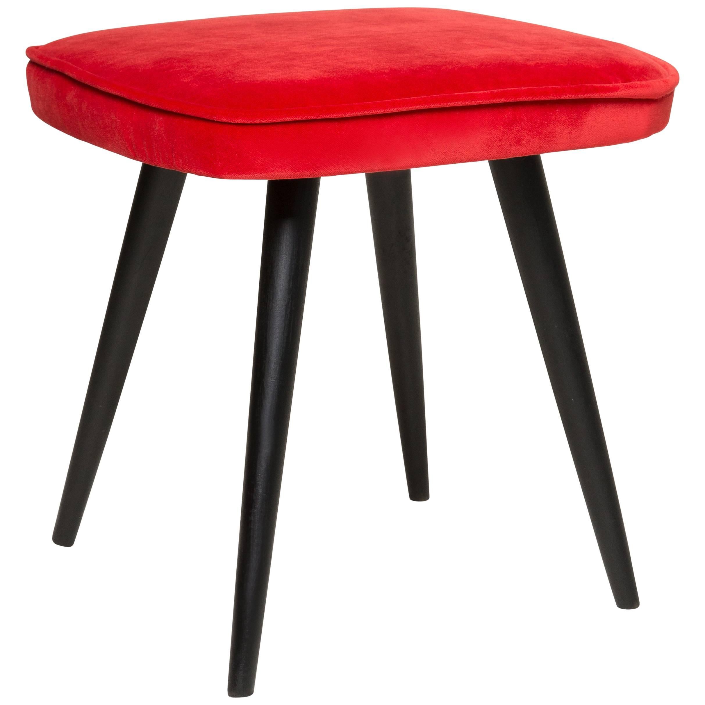 Sgabello vintage di metà secolo in velluto rosso, Europa, anni '60