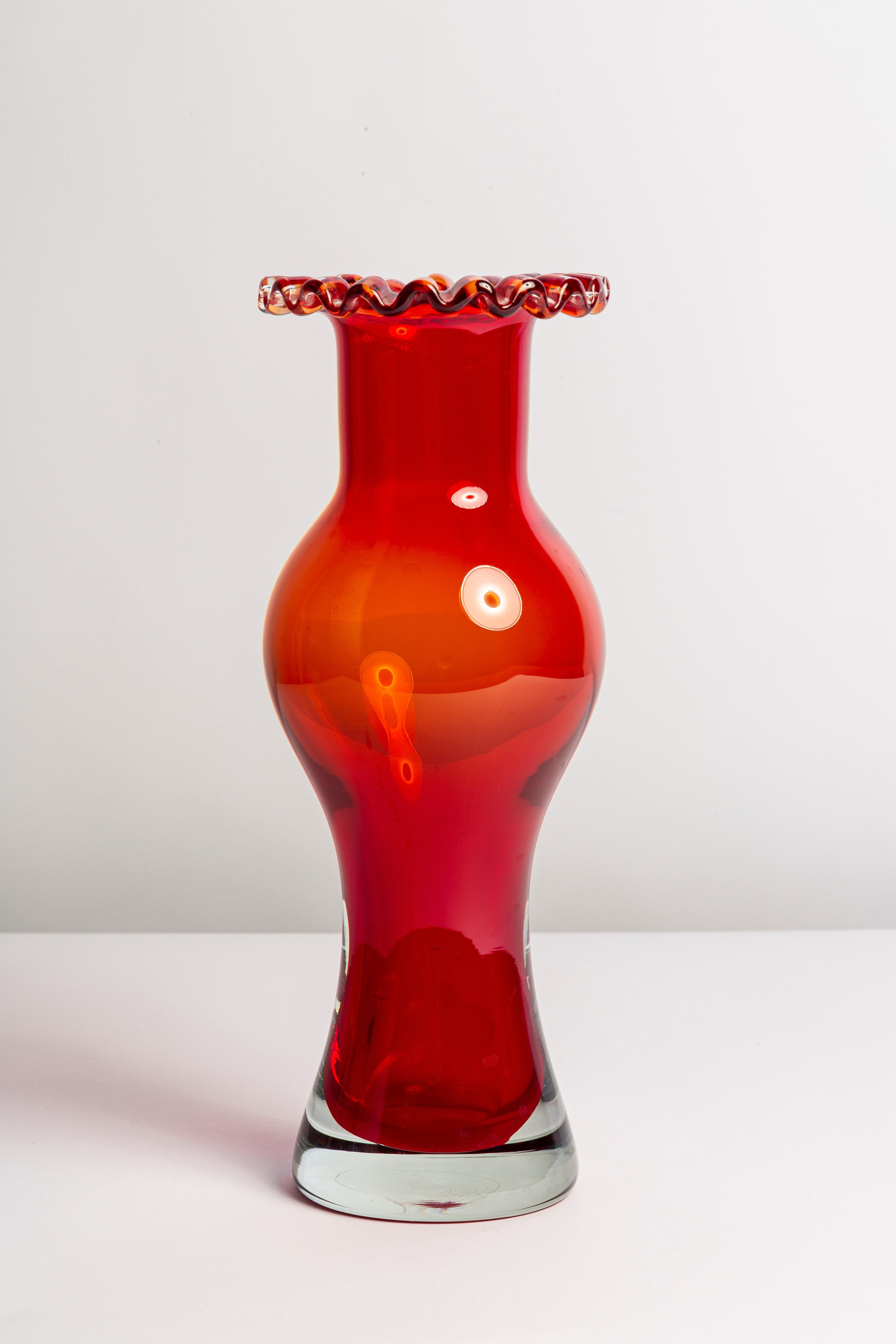Mid Century Red Vintage Artistic Glass Frill Vase, Europe, 1970s In Excellent Condition For Sale In 05-080 Hornowek, PL