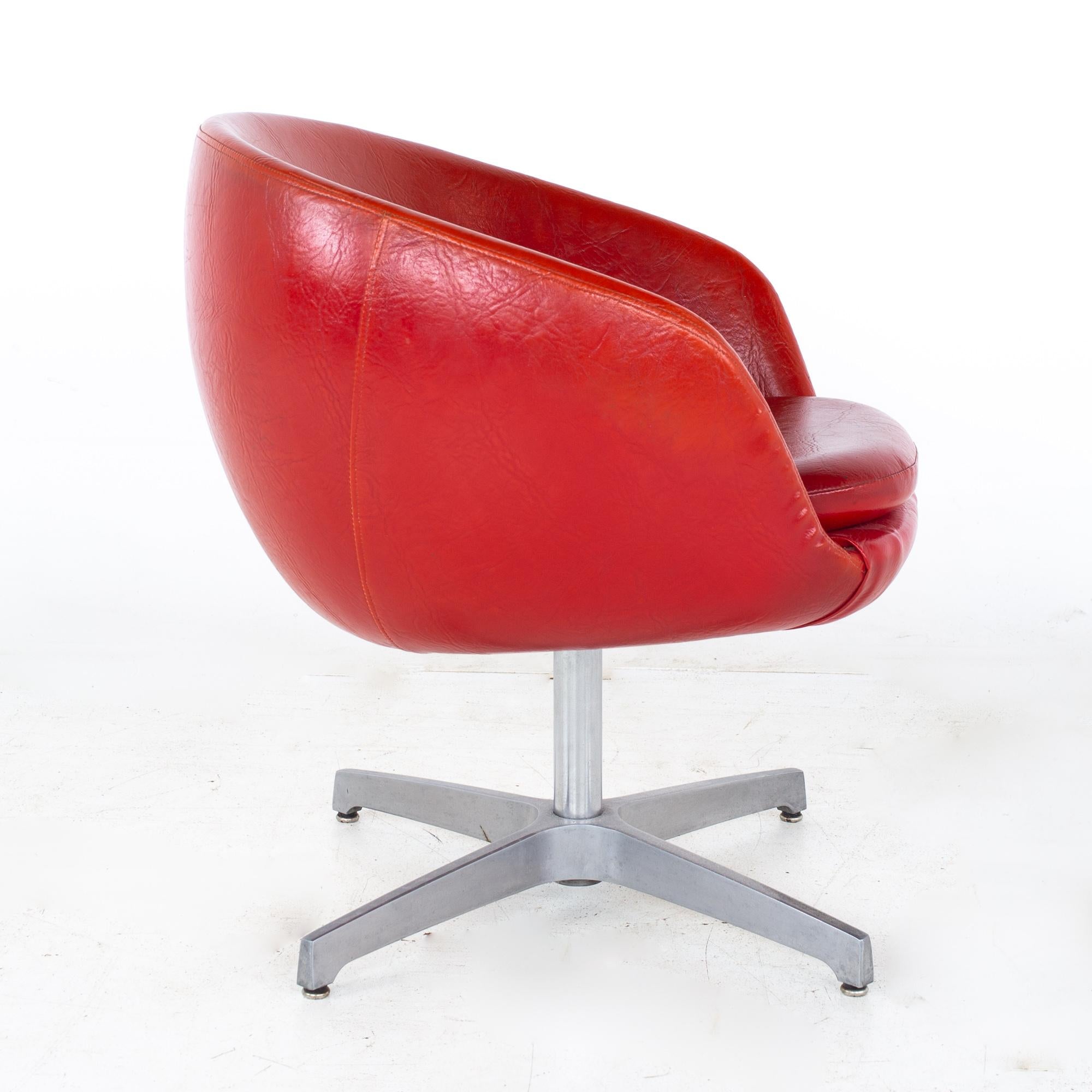 Juego de 4 sillones de salón de vinilo rojo de mediados de siglo en venta 3