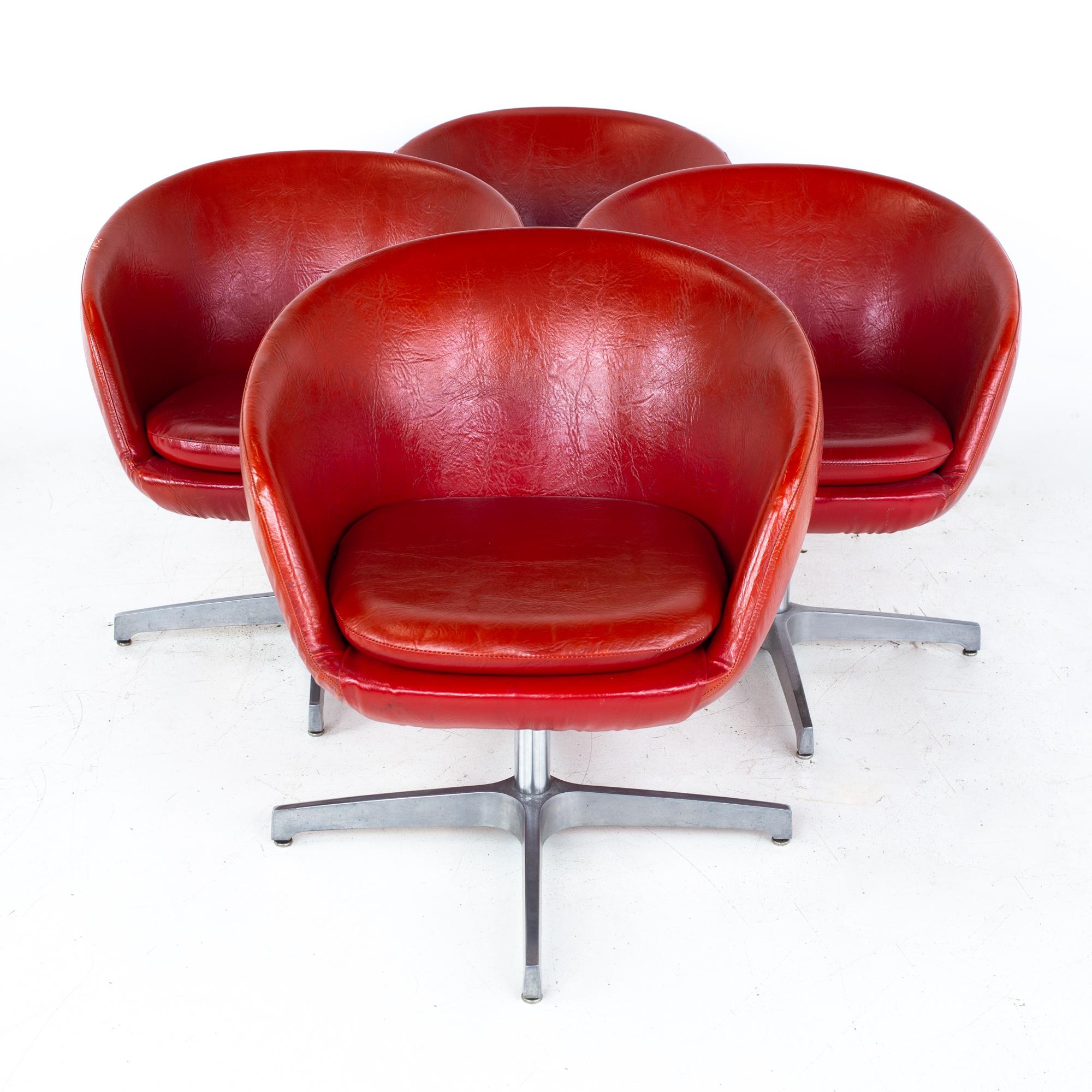 Mitte des Jahrhunderts rot Vinyl Pod gelegentliche Lounge-Stühle - Set von 4
Jeder Stuhl misst: 26 breit x 25,75 tief x 28 hoch, mit einer Sitzhöhe von 17,75 Zoll und Arm/Stuhl Abstand von 22 Zoll 

Alle Möbelstücke sind in einem so genannten