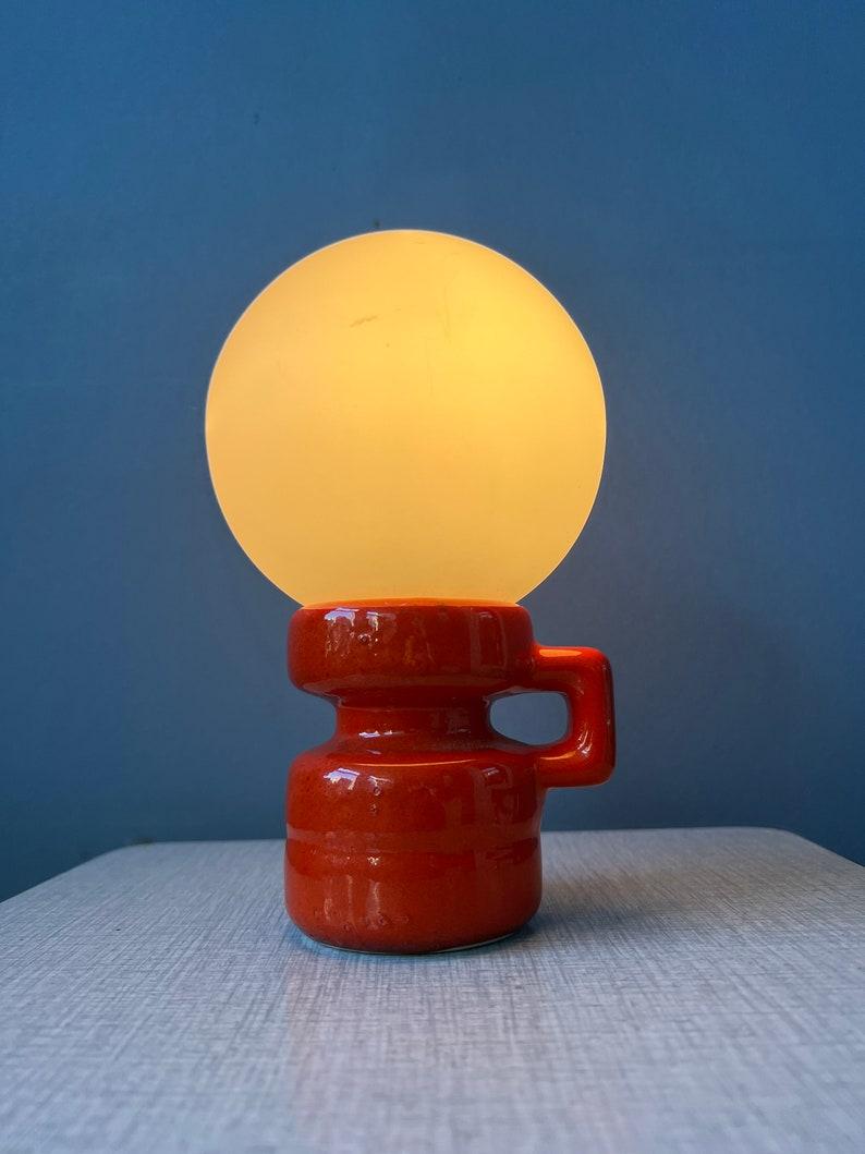 Lampe de table du milieu du siècle en céramique rouge d'Allemagne de l'Ouest avec abat-jour en verre opalin, années 1970 Excellent état - En vente à ROTTERDAM, ZH