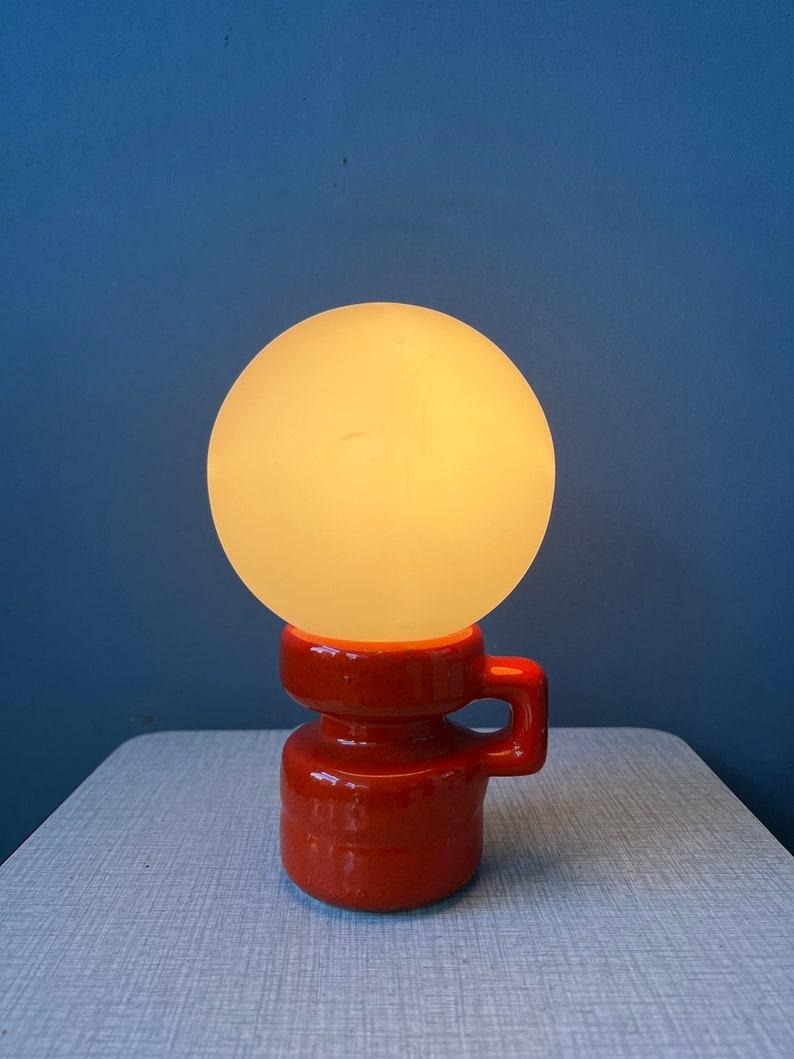 Céramique Lampe de table du milieu du siècle en céramique rouge d'Allemagne de l'Ouest avec abat-jour en verre opalin, années 1970 en vente