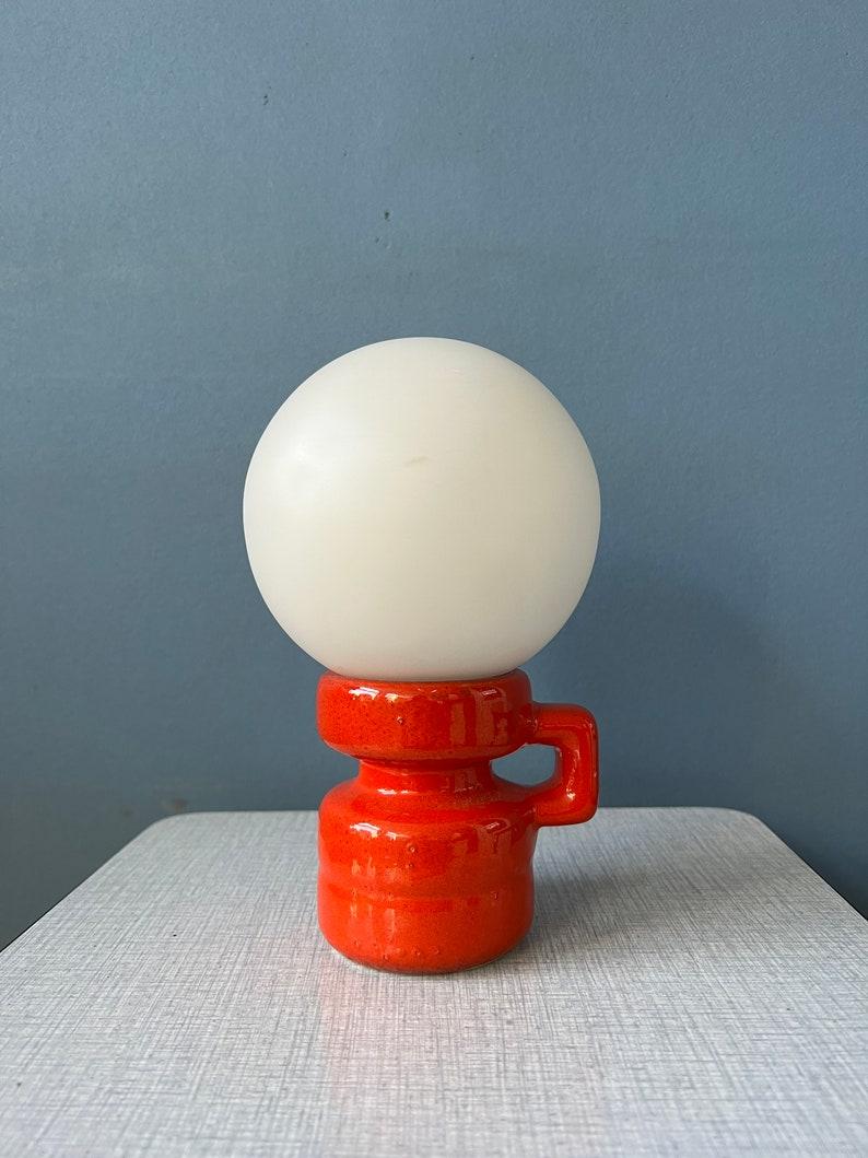 Lampe de table du milieu du siècle en céramique rouge d'Allemagne de l'Ouest avec abat-jour en verre opalin, années 1970 en vente 1