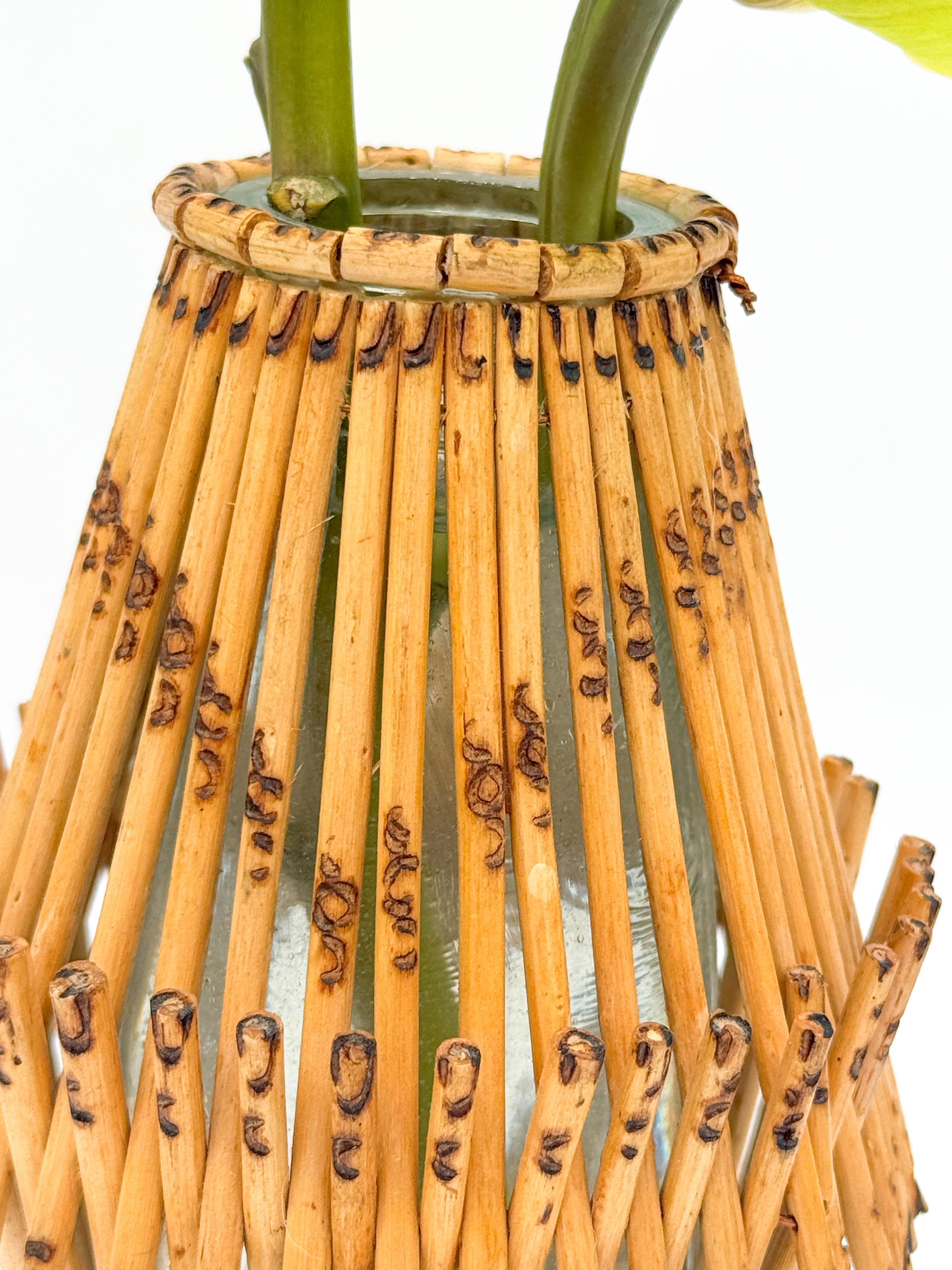 Jarrón Tropical de Cristal Envuelto en Bambú Reed Mid Century en venta 4