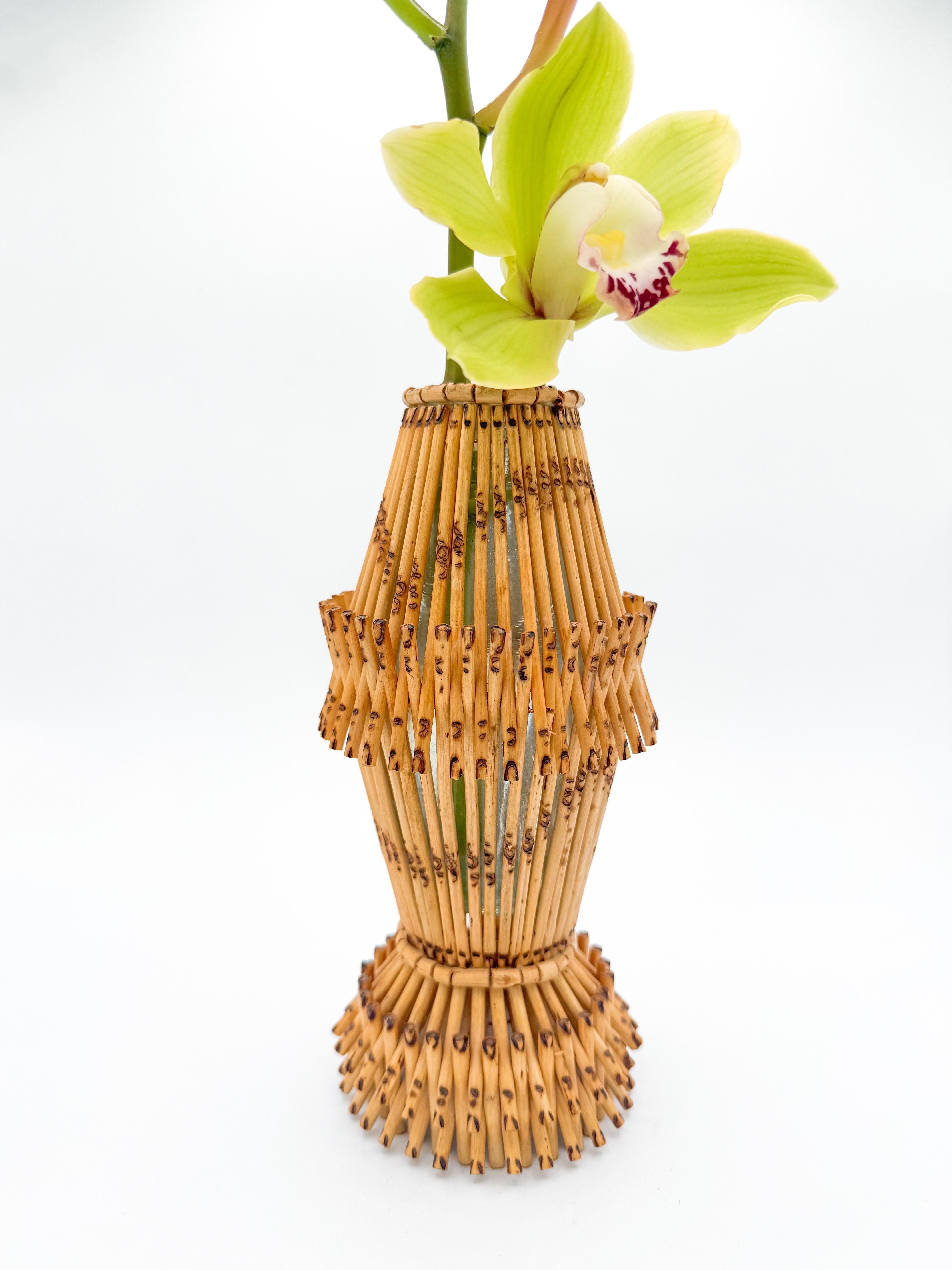 Jarrón Tropical de Cristal Envuelto en Bambú Reed Mid Century en venta 8