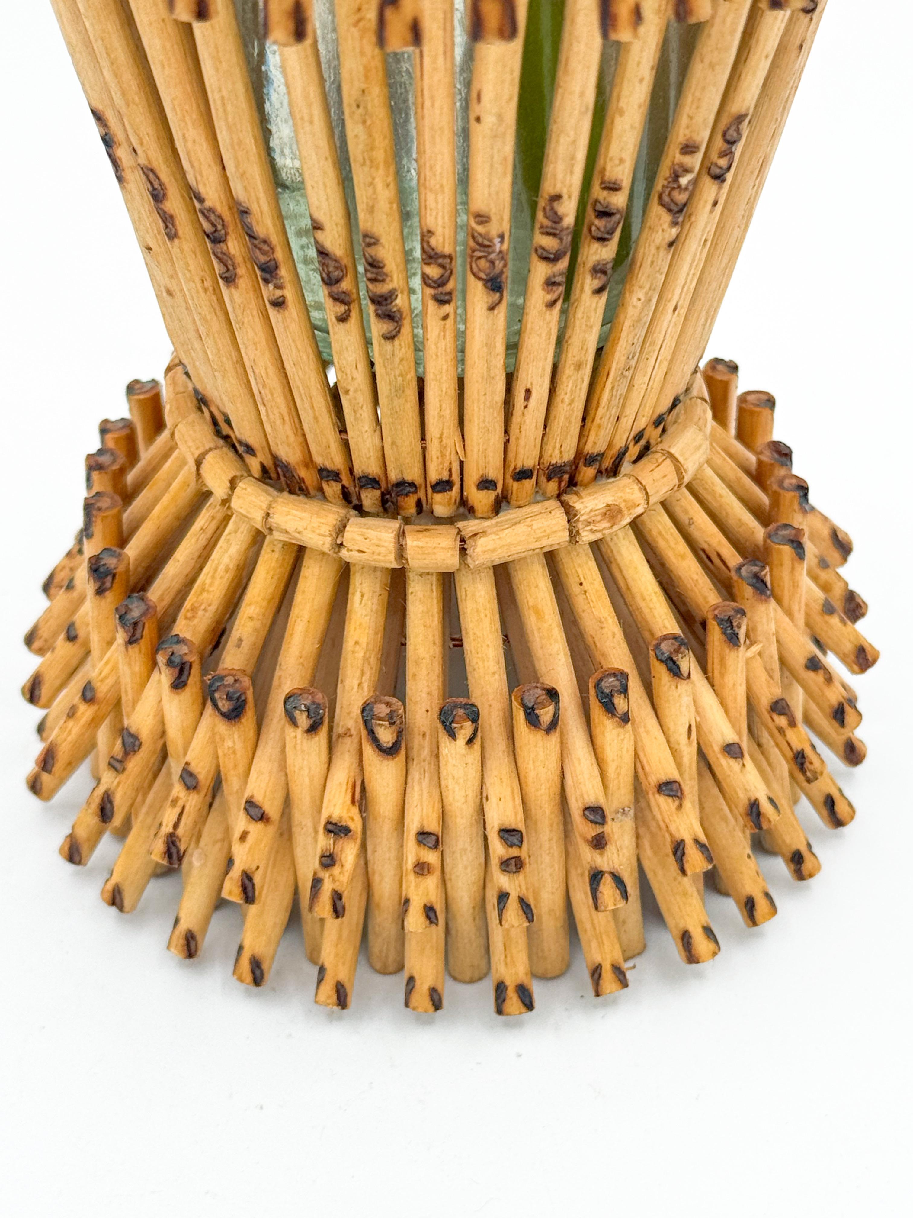 Jarrón Tropical de Cristal Envuelto en Bambú Reed Mid Century Hecho a mano en venta