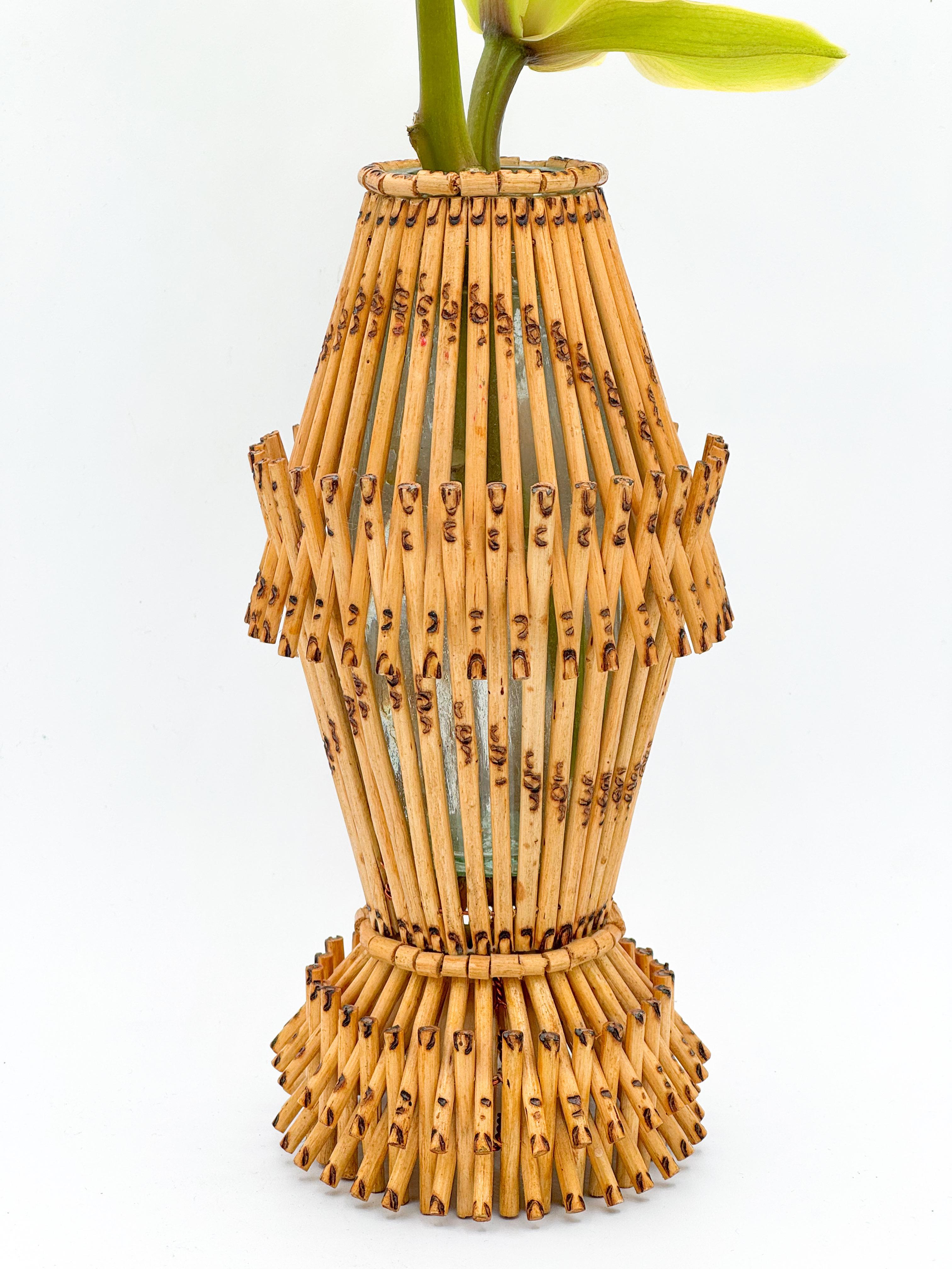 Jarrón Tropical de Cristal Envuelto en Bambú Reed Mid Century en Bueno estado para la venta en Toronto, CA