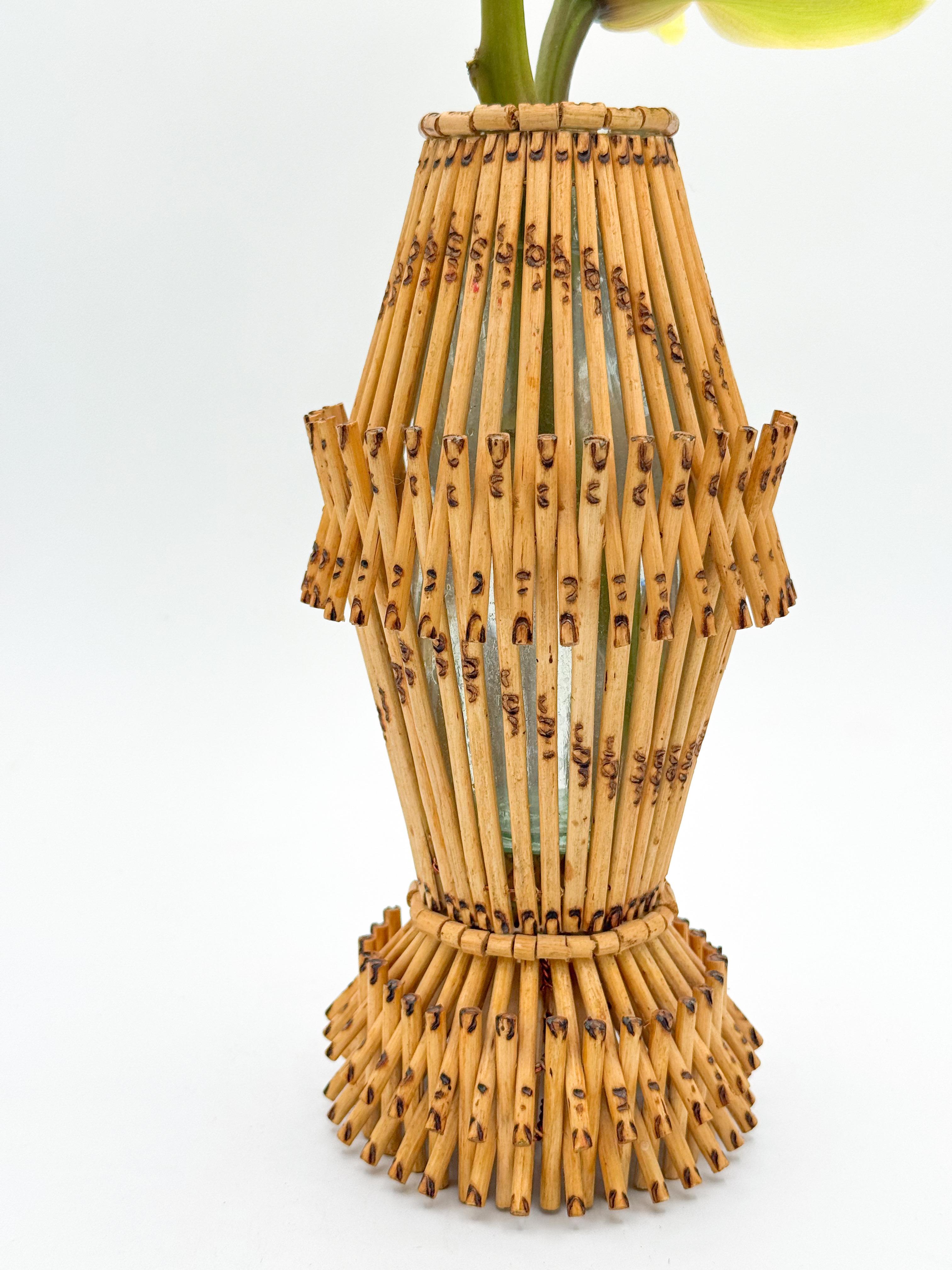 Jarrón Tropical de Cristal Envuelto en Bambú Reed Mid Century siglo XX en venta