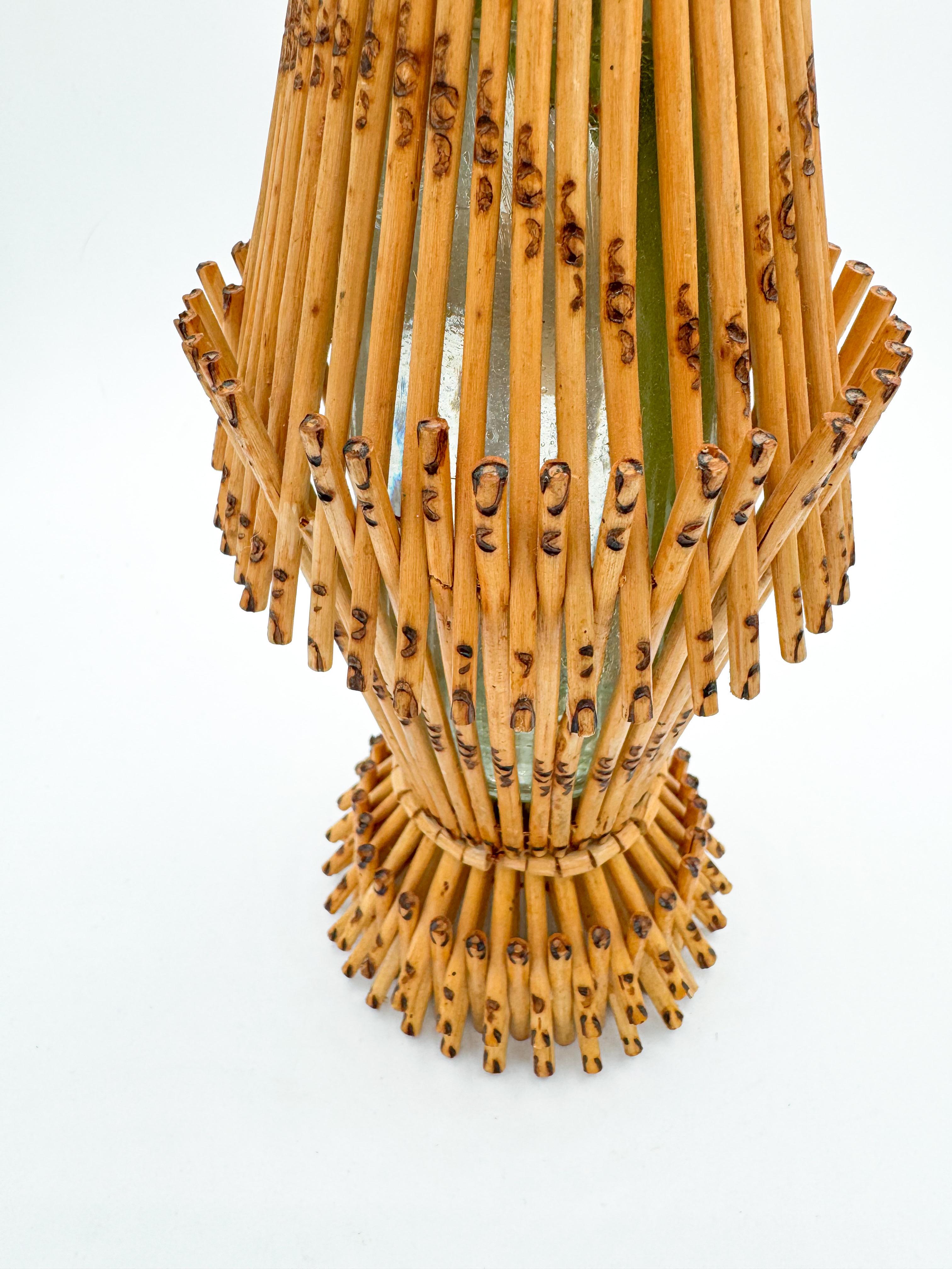 Jarrón Tropical de Cristal Envuelto en Bambú Reed Mid Century en venta 1