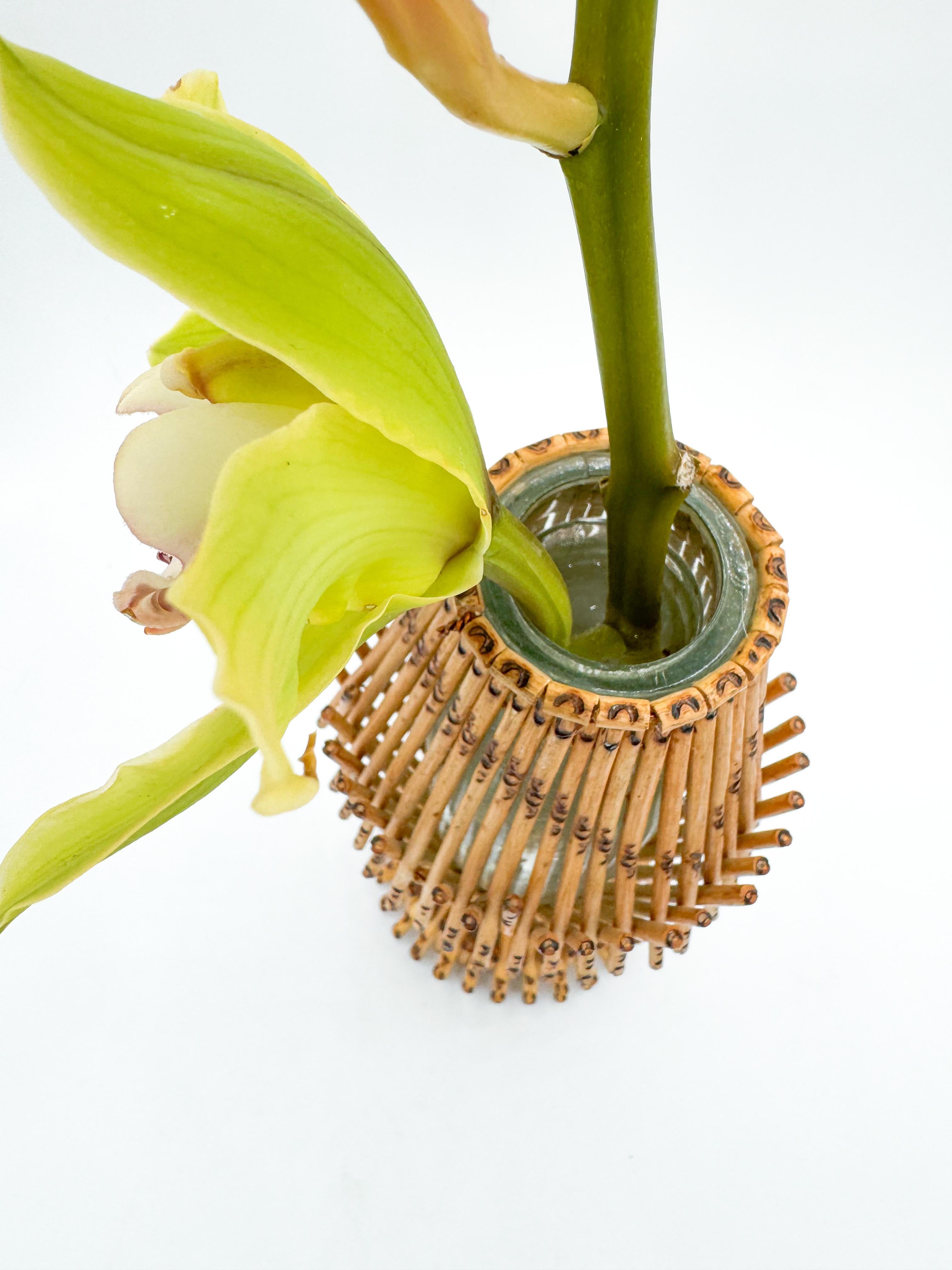 Jarrón Tropical de Cristal Envuelto en Bambú Reed Mid Century en venta 2