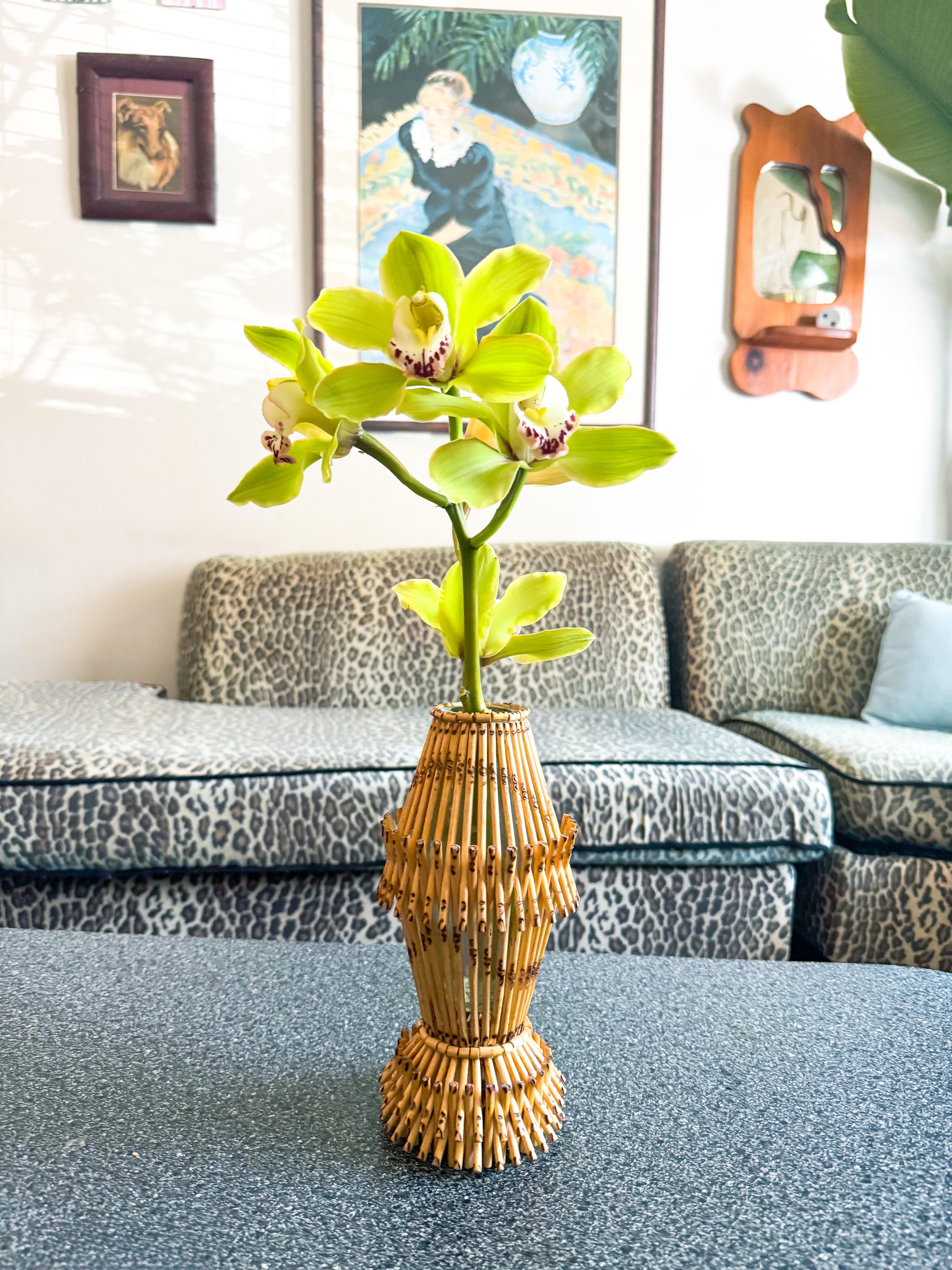Jarrón Tropical de Cristal Envuelto en Bambú Reed Mid Century en venta 3