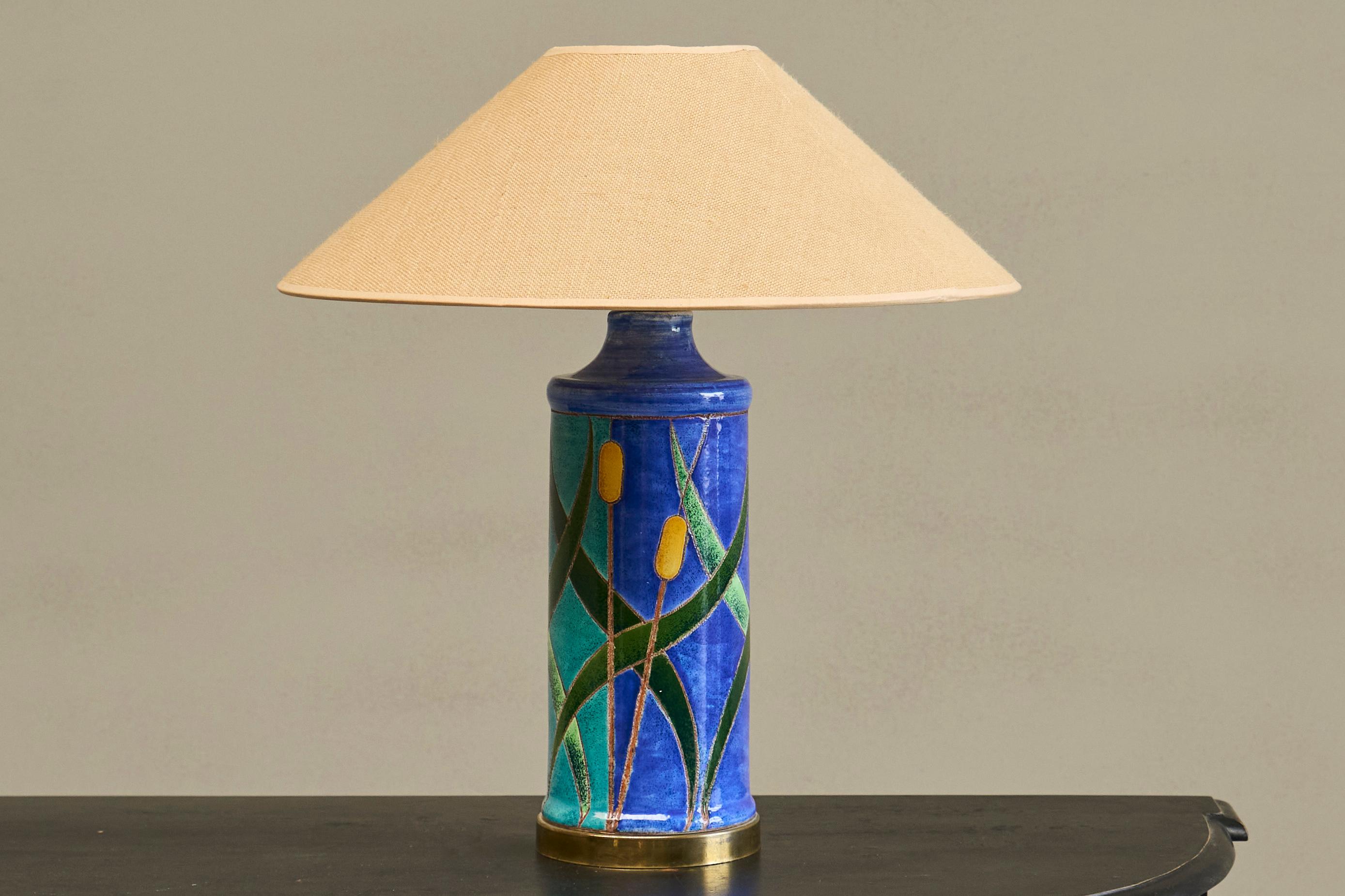 Lampe de table en laiton et poterie Studio Pottery du milieu du siècle sur le thème des roseaux 1960

Une belle lampe de table colorée du milieu du siècle avec une décoration incisée et émaillée et une base en laiton patiné. 
Décor expressif et