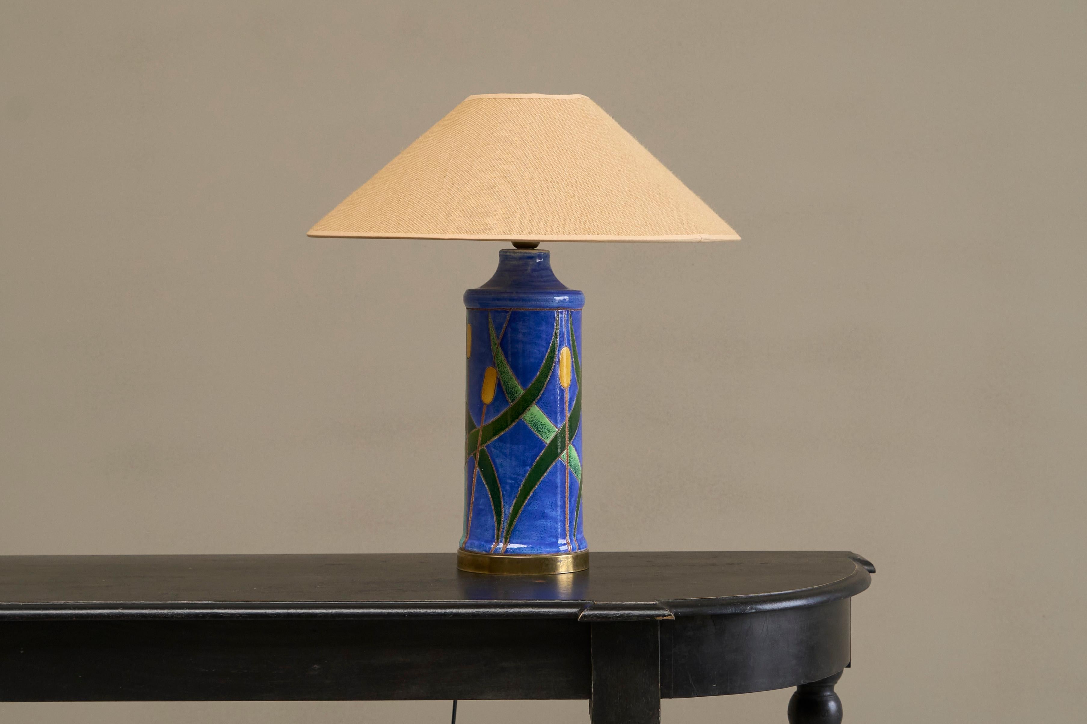 Européen Lampe de table en laiton et poterie Studio Pottery du milieu du siècle sur le thème des roseaux 1960 en vente