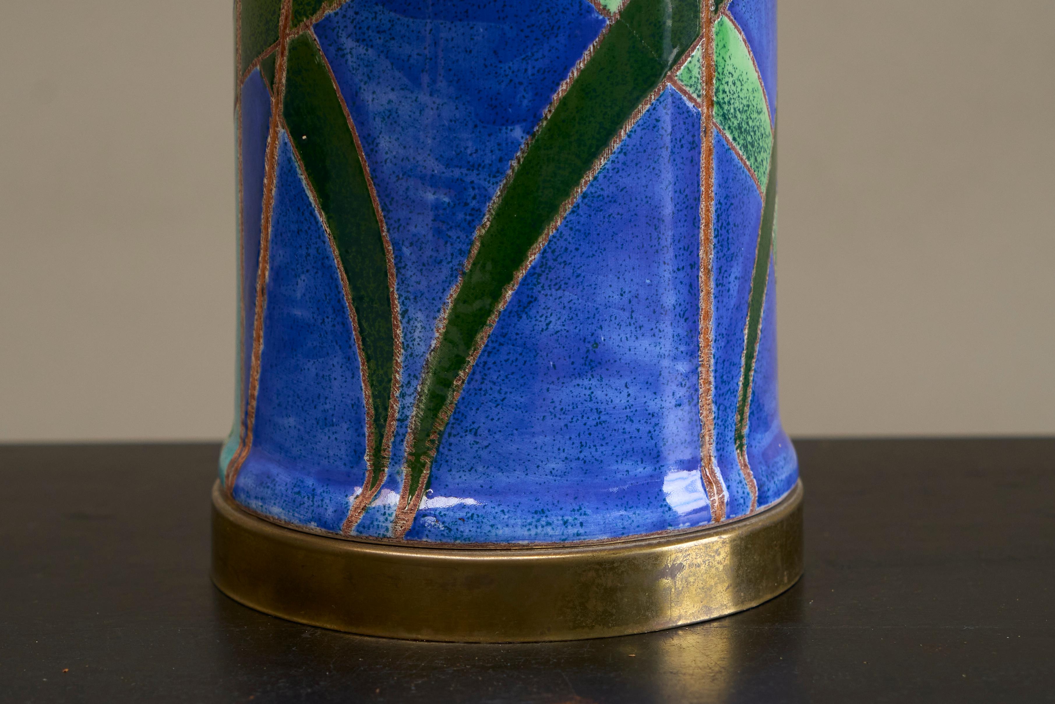 Fait main Lampe de table en laiton et poterie Studio Pottery du milieu du siècle sur le thème des roseaux 1960 en vente