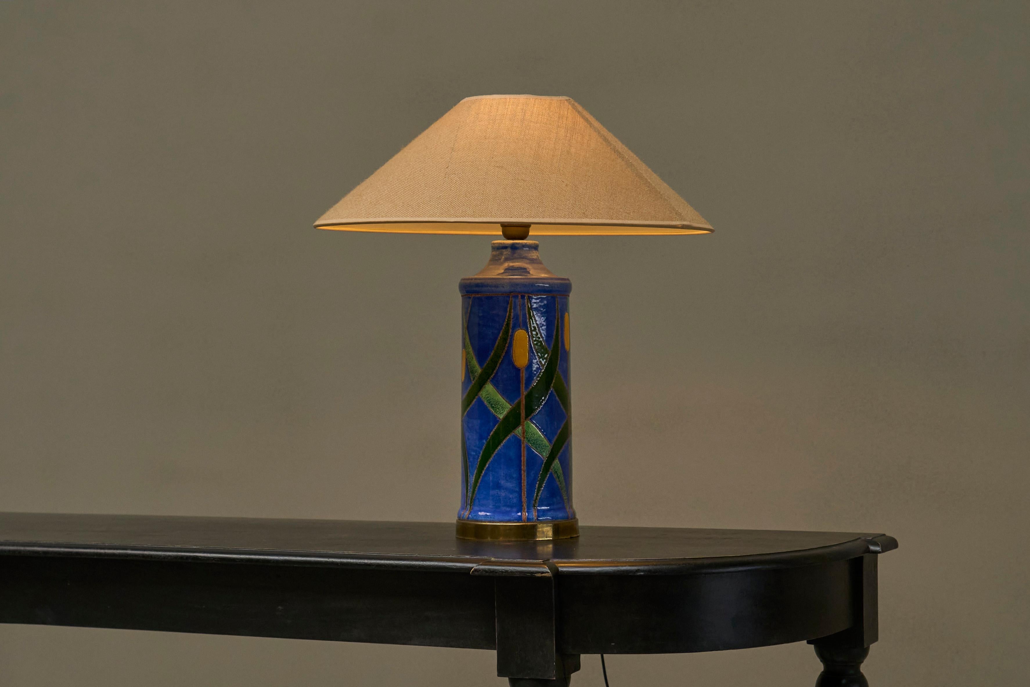 Lampe de table en laiton et poterie Studio Pottery du milieu du siècle sur le thème des roseaux 1960 Bon état - En vente à Meer, VAN