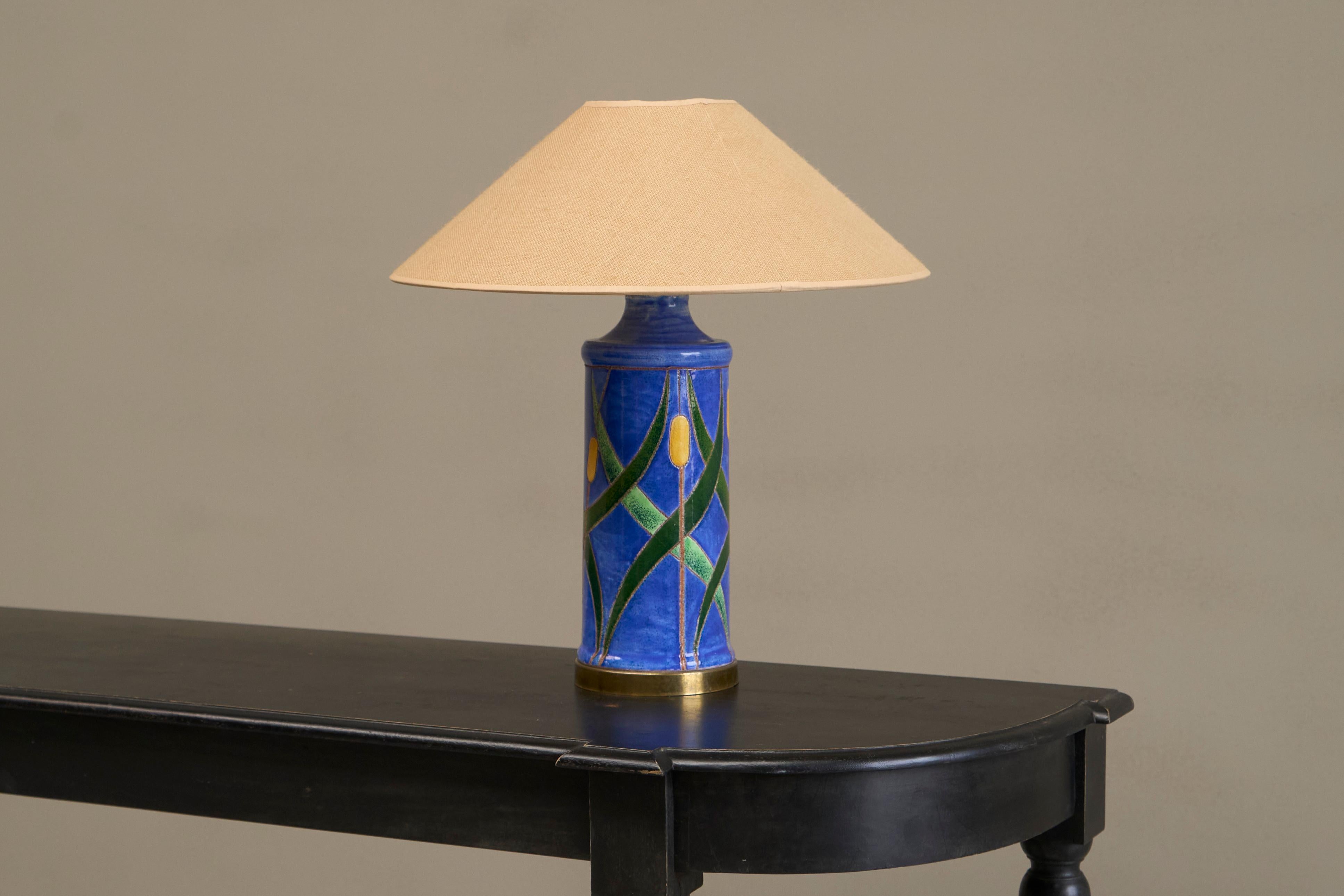 Laiton Lampe de table en laiton et poterie Studio Pottery du milieu du siècle sur le thème des roseaux 1960 en vente
