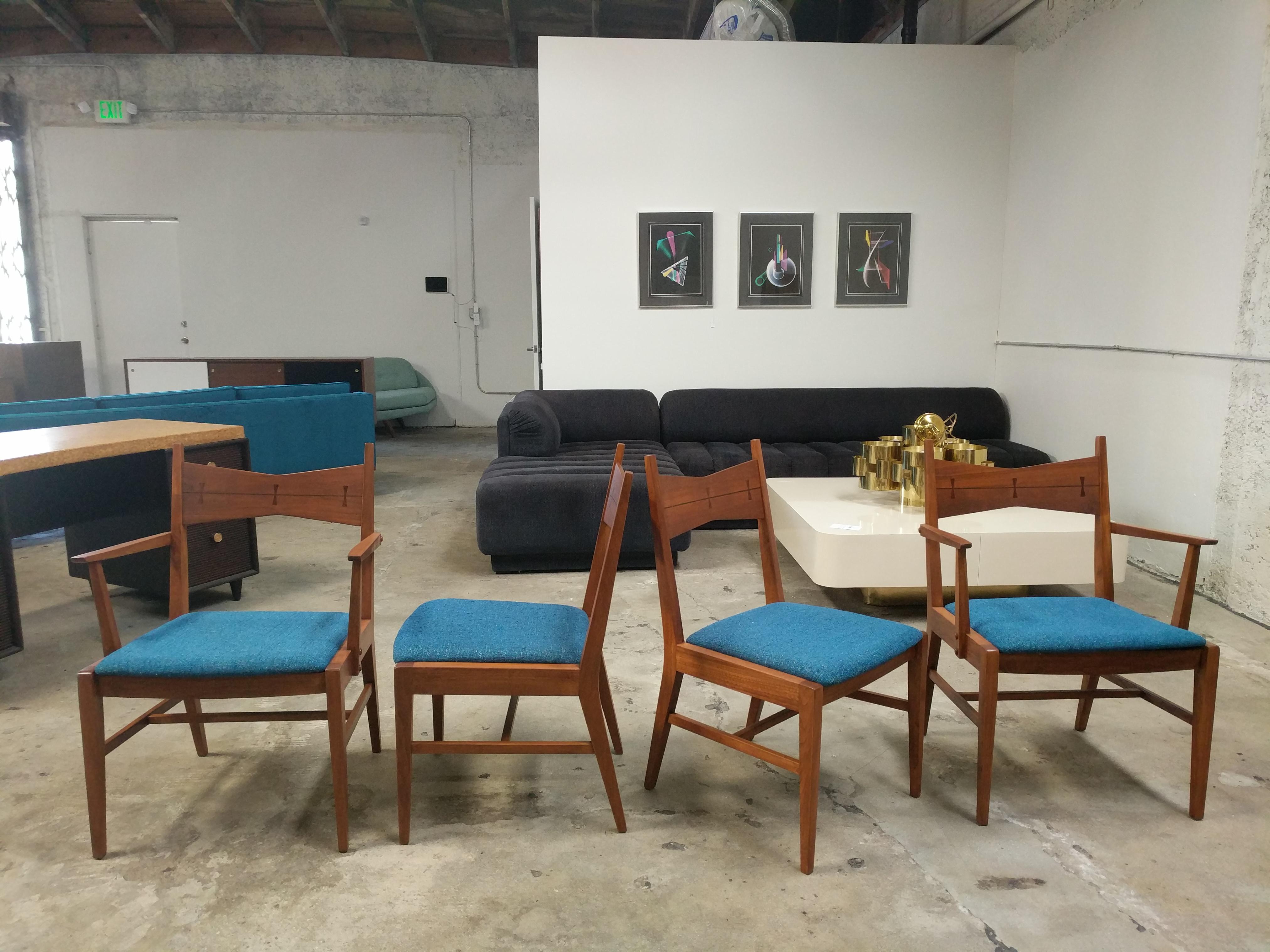 Walnut with rosewood inlay bow ties. Round becomes an oval with 1 leaf. 4 chairs. (2 side chairs and 2 captain chairs) 

Legs can be removed for easy transportation. 

Measures: Table 44 W, 44 D, 29.5 H

Leaf 12 W, 44 D

Chair 24 W, 20 D, 34
