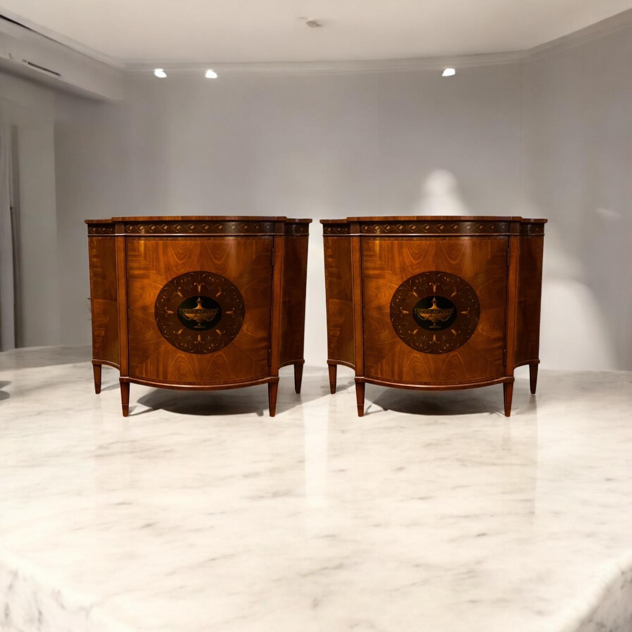 Sono bellissimi! Si tratta di una coppia di armadi in stile reggenza intarsiati in mogano e legno satinato con vernice in stile Adams. La parte anteriore presenta un'urna neoclassica con drappeggio floreale. La parte superiore presenta un mezzo