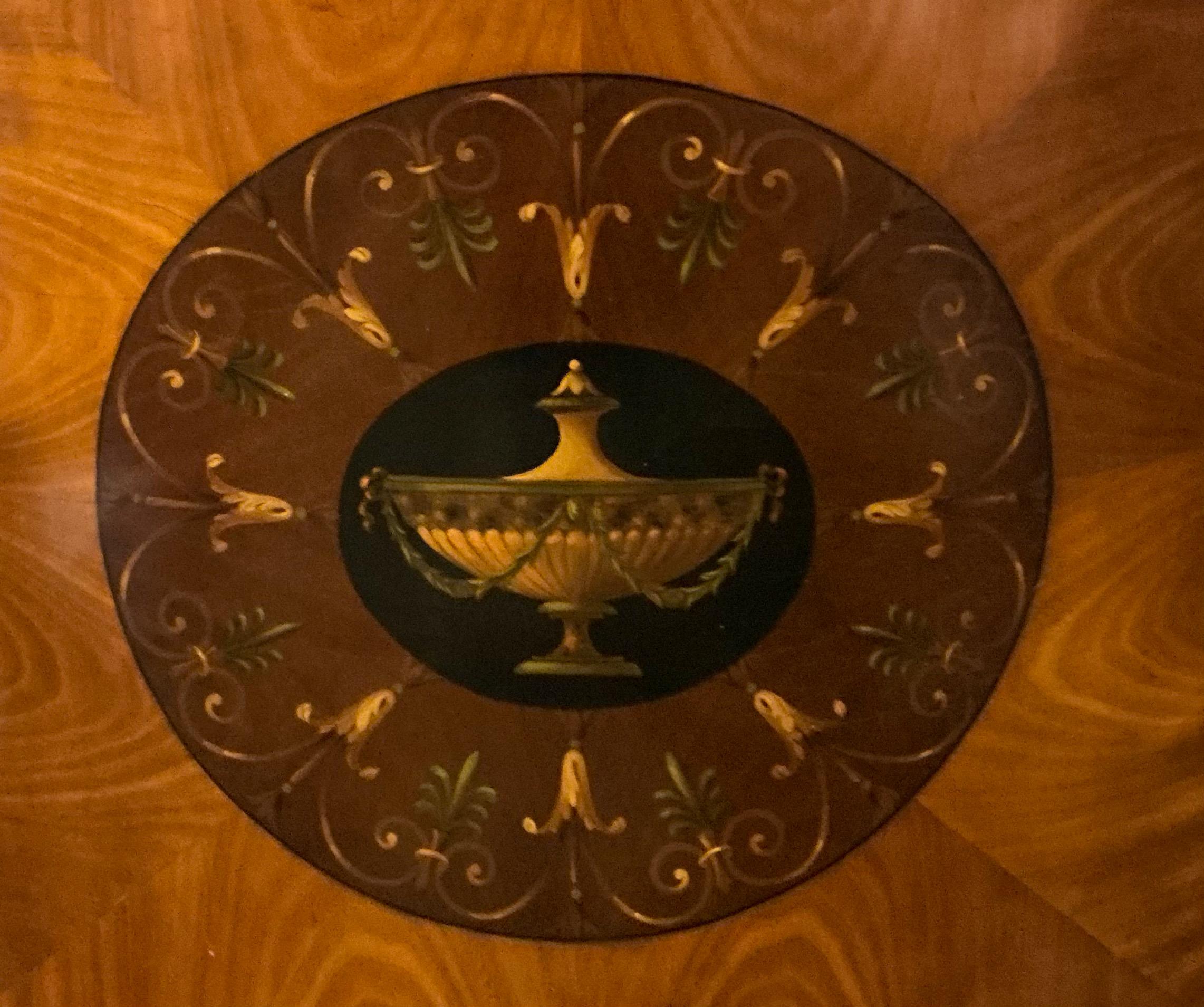 Regency Armadietti in mogano e satinwood intarsiati in stile Adams - coppia in vendita