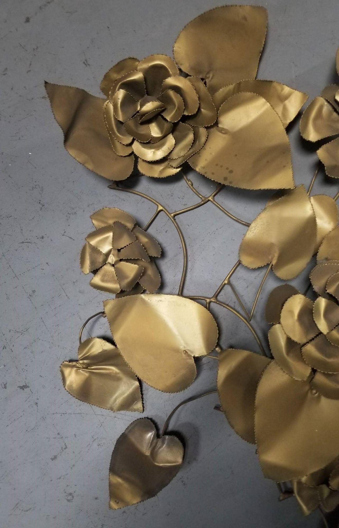 Mitte des Jahrhunderts Regency Messing Folded Metal Floral Wandskulptur (Metall) im Angebot