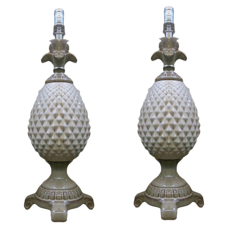 Paire de lampes ananas en céramique blanche de style Regency du milieu du siècle dernier