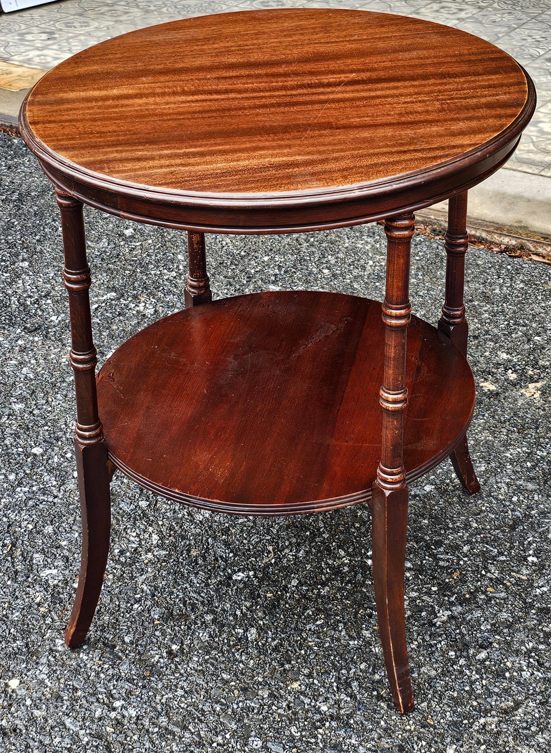 Table d'appoint en faux bambou acajou de style Régence du milieu du siècle dernier en vente 2