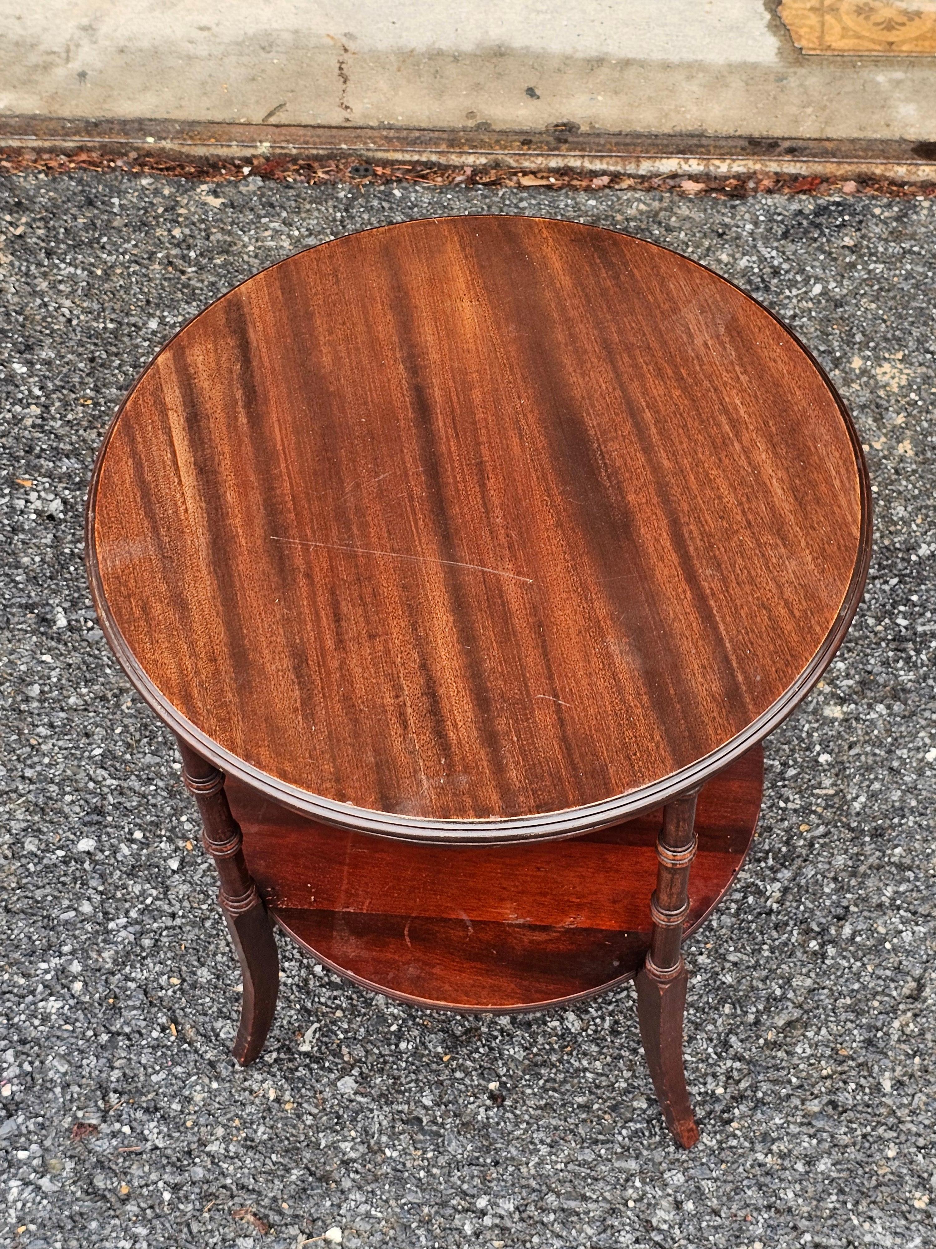 Regency Table d'appoint en faux bambou acajou de style Régence du milieu du siècle dernier en vente