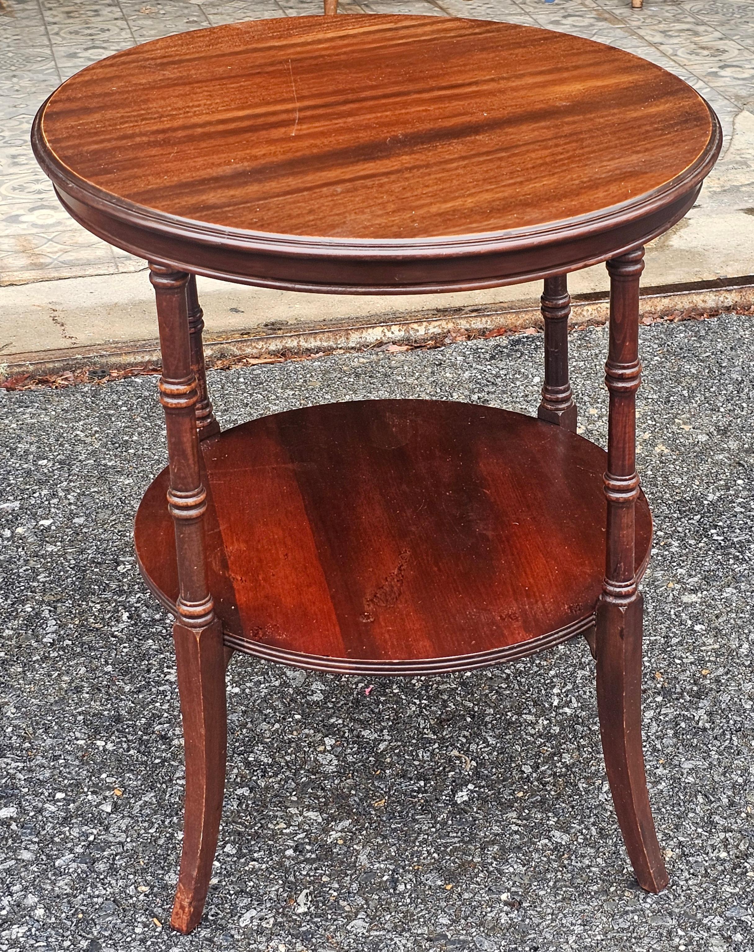 Américain Table d'appoint en faux bambou acajou de style Régence du milieu du siècle dernier en vente