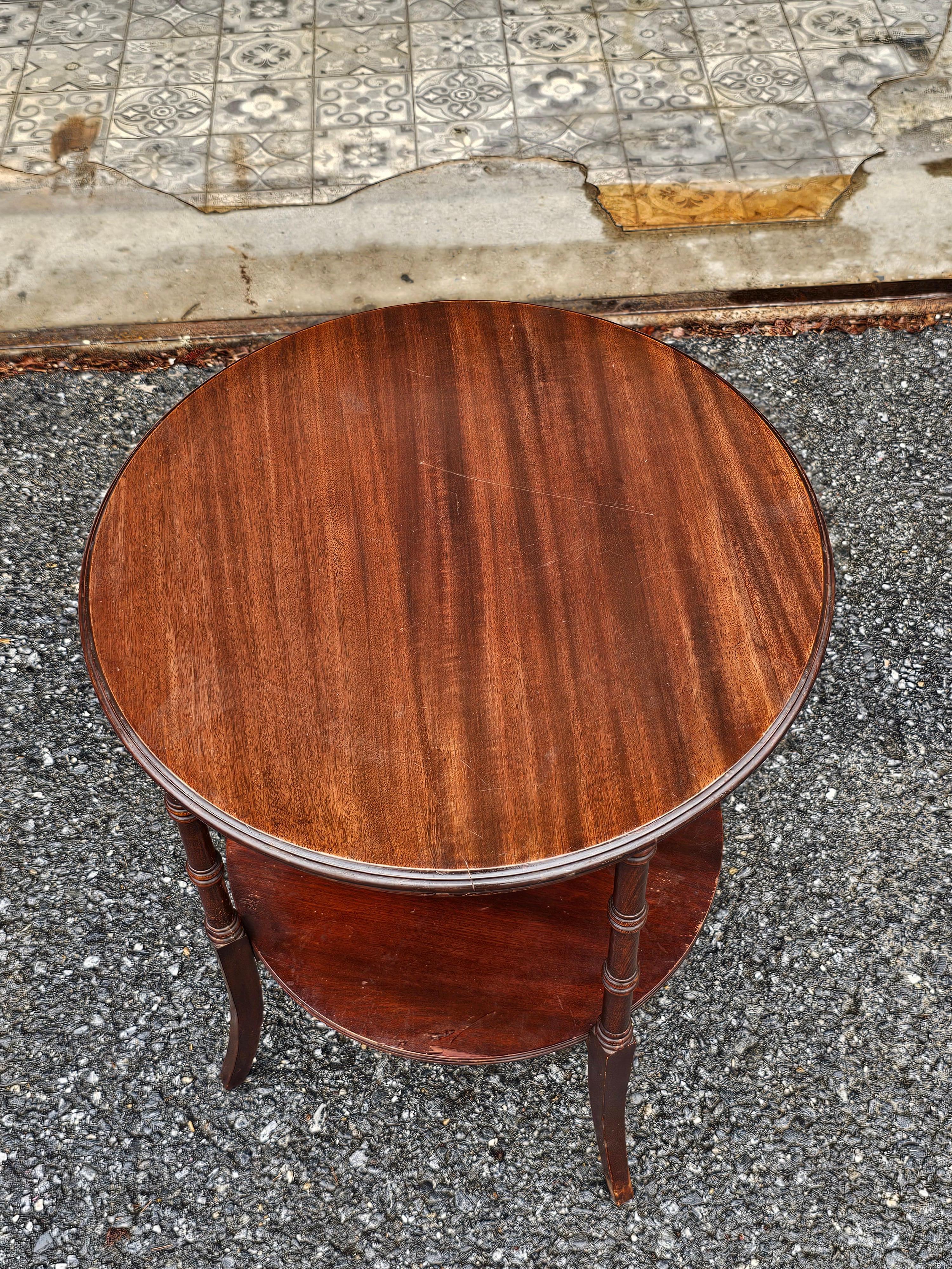 Tacheté Table d'appoint en faux bambou acajou de style Régence du milieu du siècle dernier en vente