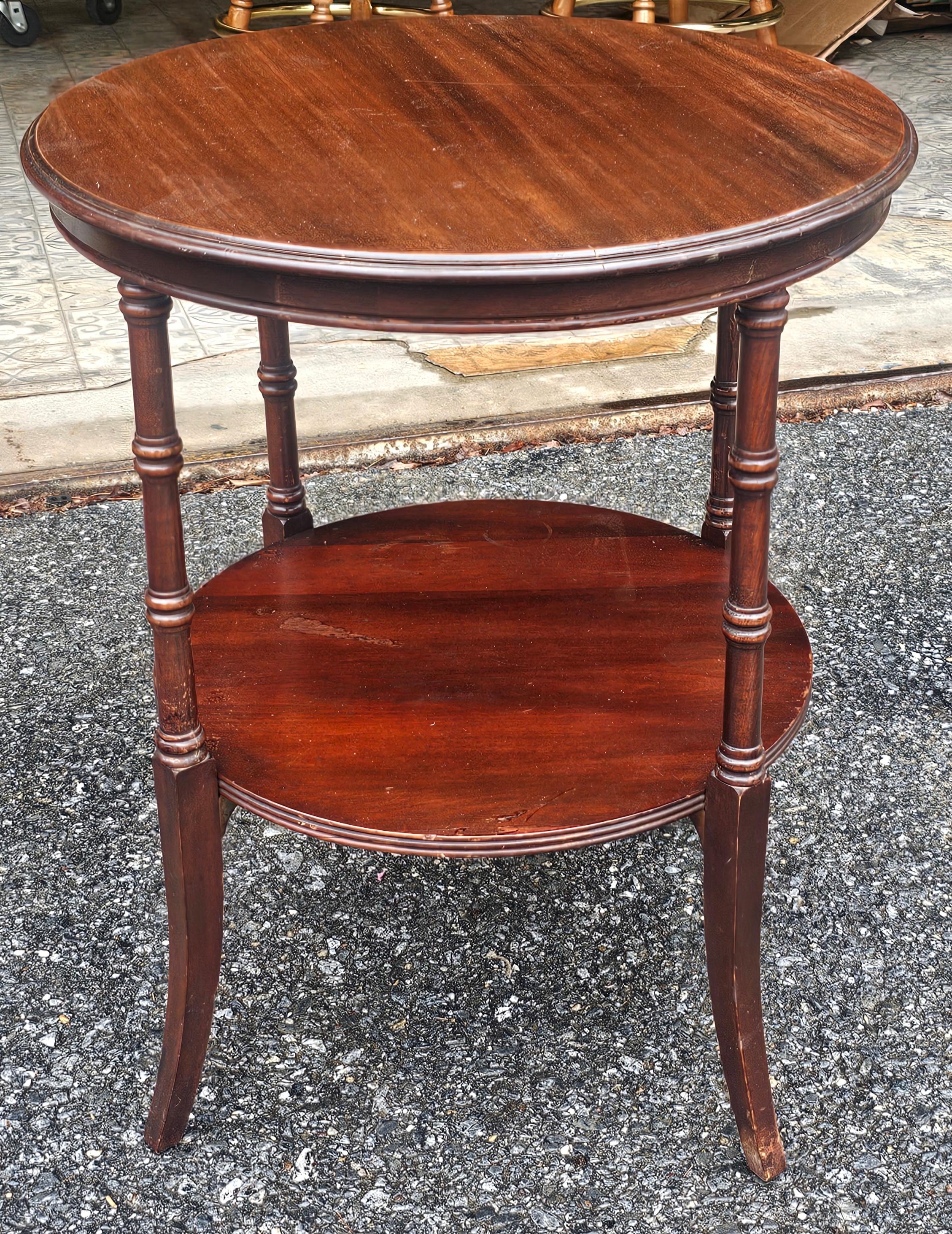 Table d'appoint en faux bambou acajou de style Régence du milieu du siècle dernier Bon état - En vente à Germantown, MD