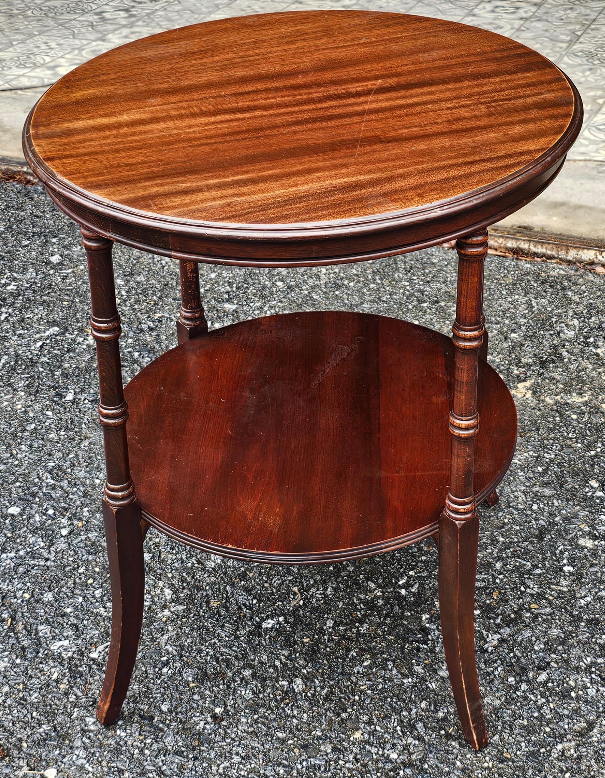 20ième siècle Table d'appoint en faux bambou acajou de style Régence du milieu du siècle dernier en vente