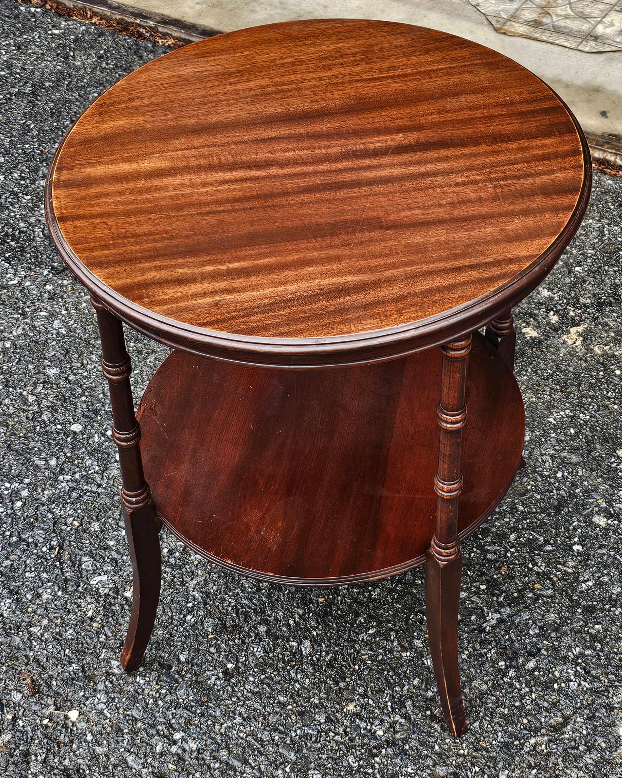 Imitation bambou Table d'appoint en faux bambou acajou de style Régence du milieu du siècle dernier en vente
