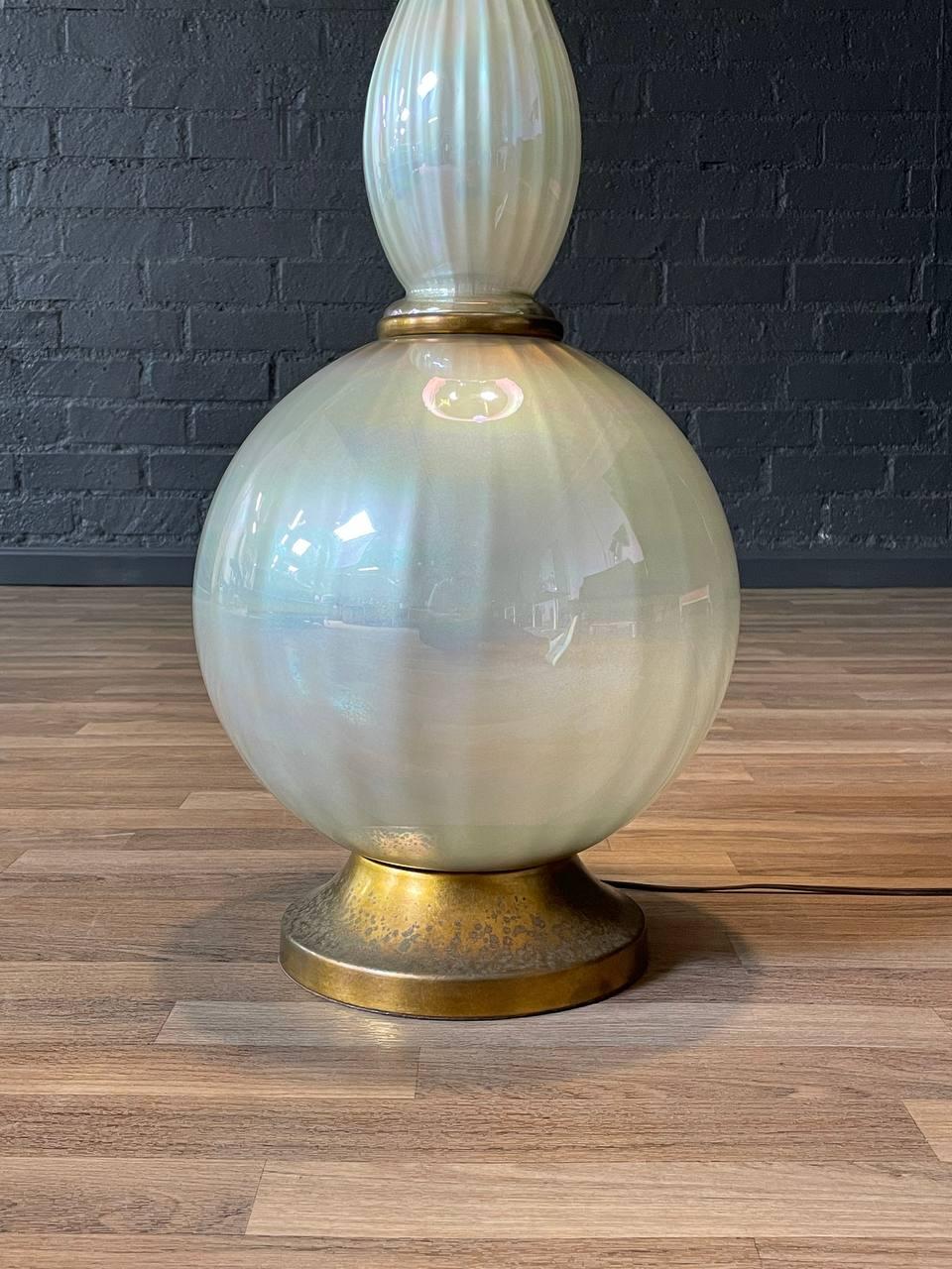 Lampadaire en verre Regency du milieu du siècle en vente 3