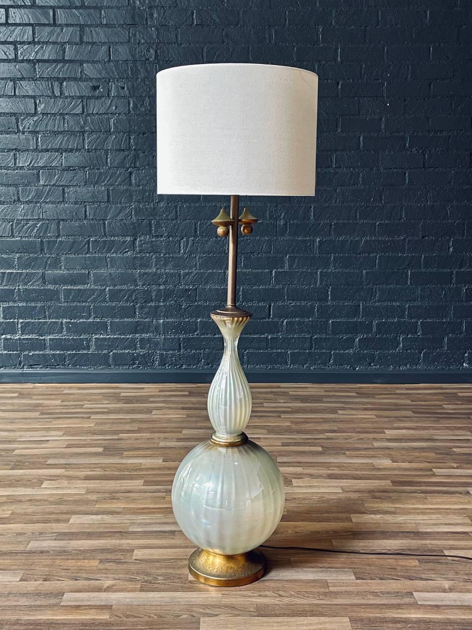 Mid-Century Modern Lampadaire en verre Regency du milieu du siècle en vente