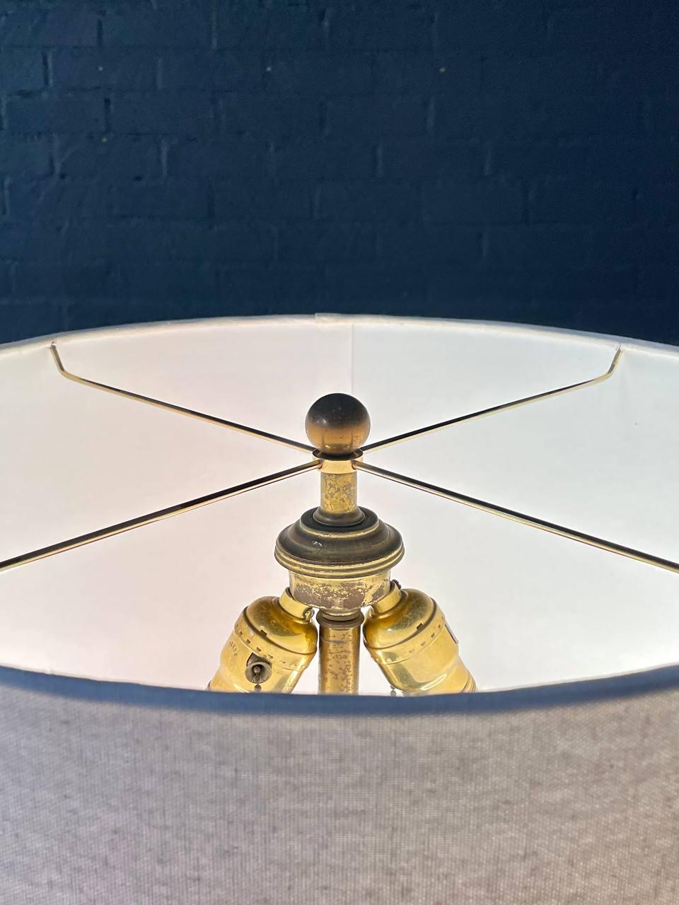 Américain Lampadaire en verre Regency du milieu du siècle en vente