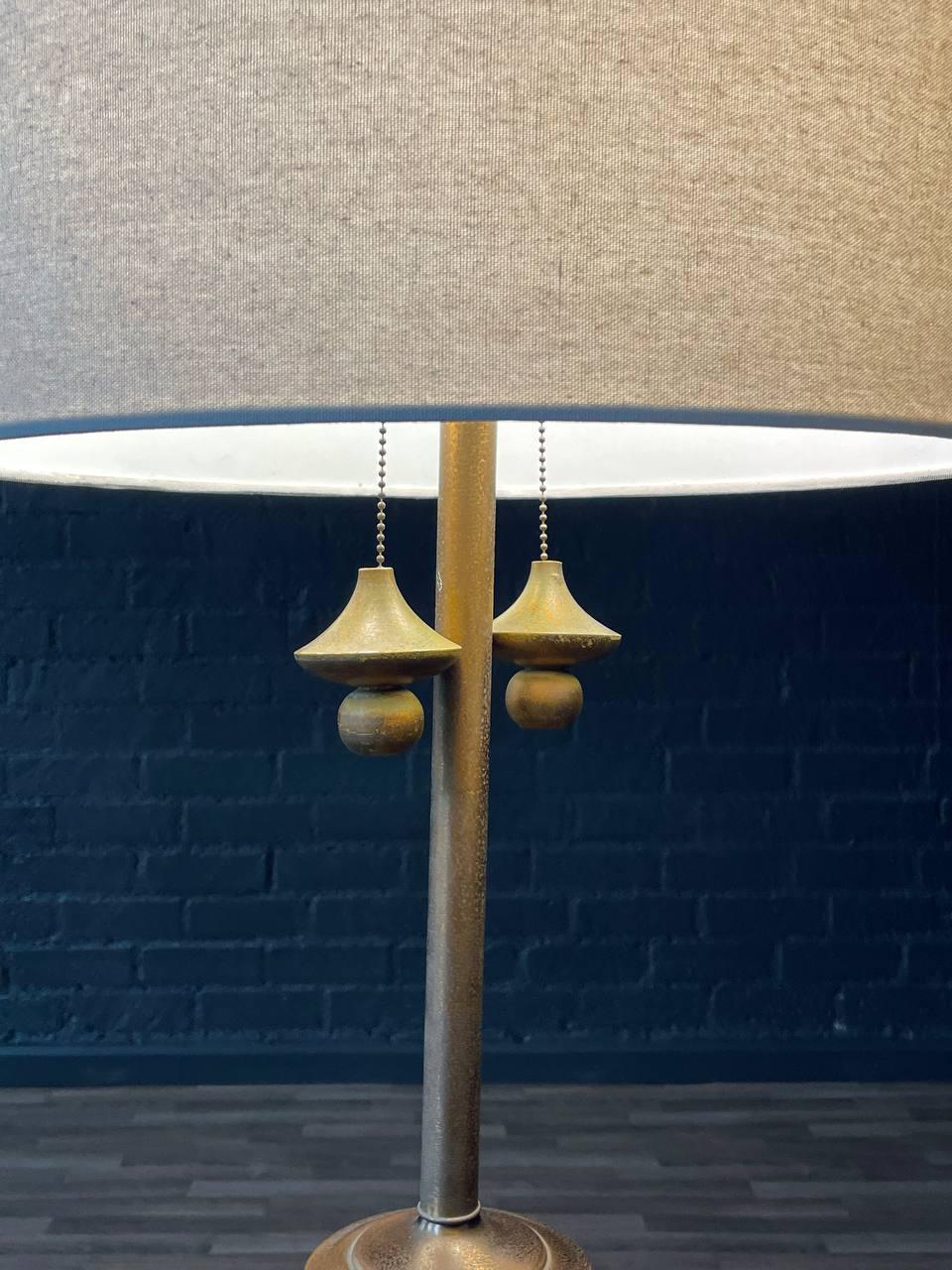 Milieu du XXe siècle Lampadaire en verre Regency du milieu du siècle en vente