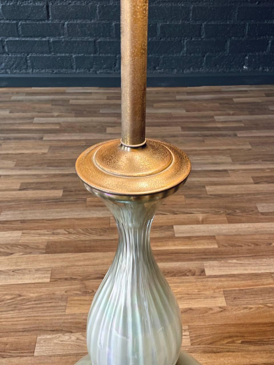 Métal Lampadaire en verre Regency du milieu du siècle en vente