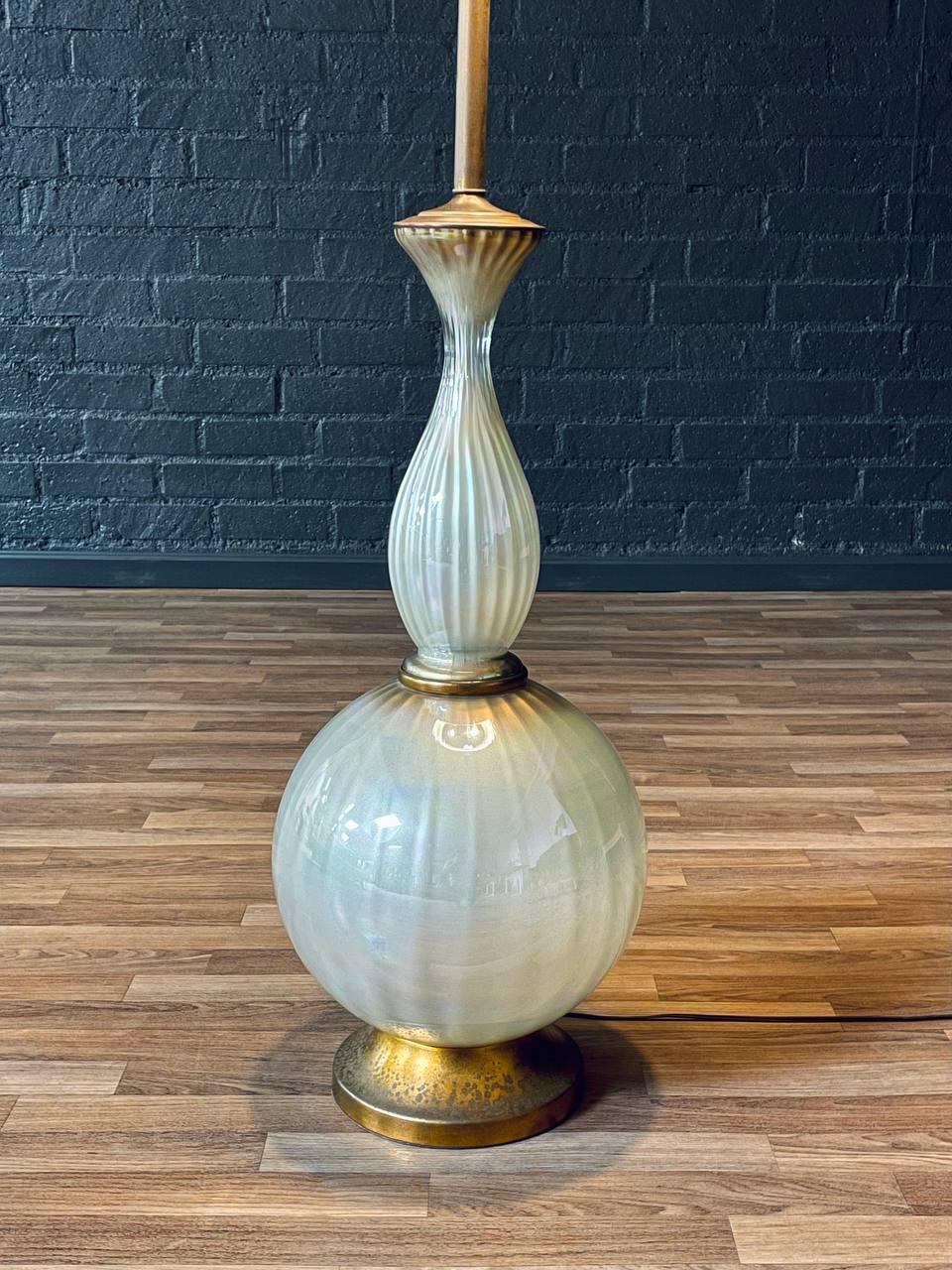 Lampadaire en verre Regency du milieu du siècle en vente 1